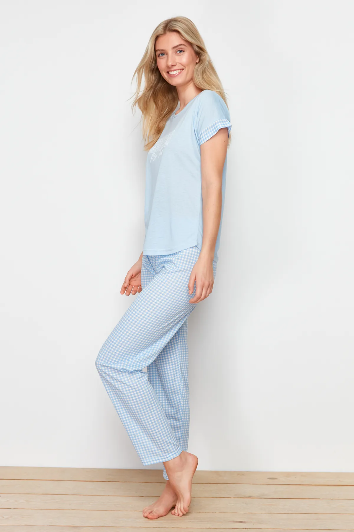 Trendyol Collection  Blaues Pyjama-Set aus Strick mit Gingham-Muster und Slogan-Aufdruck THMSS24PT00364