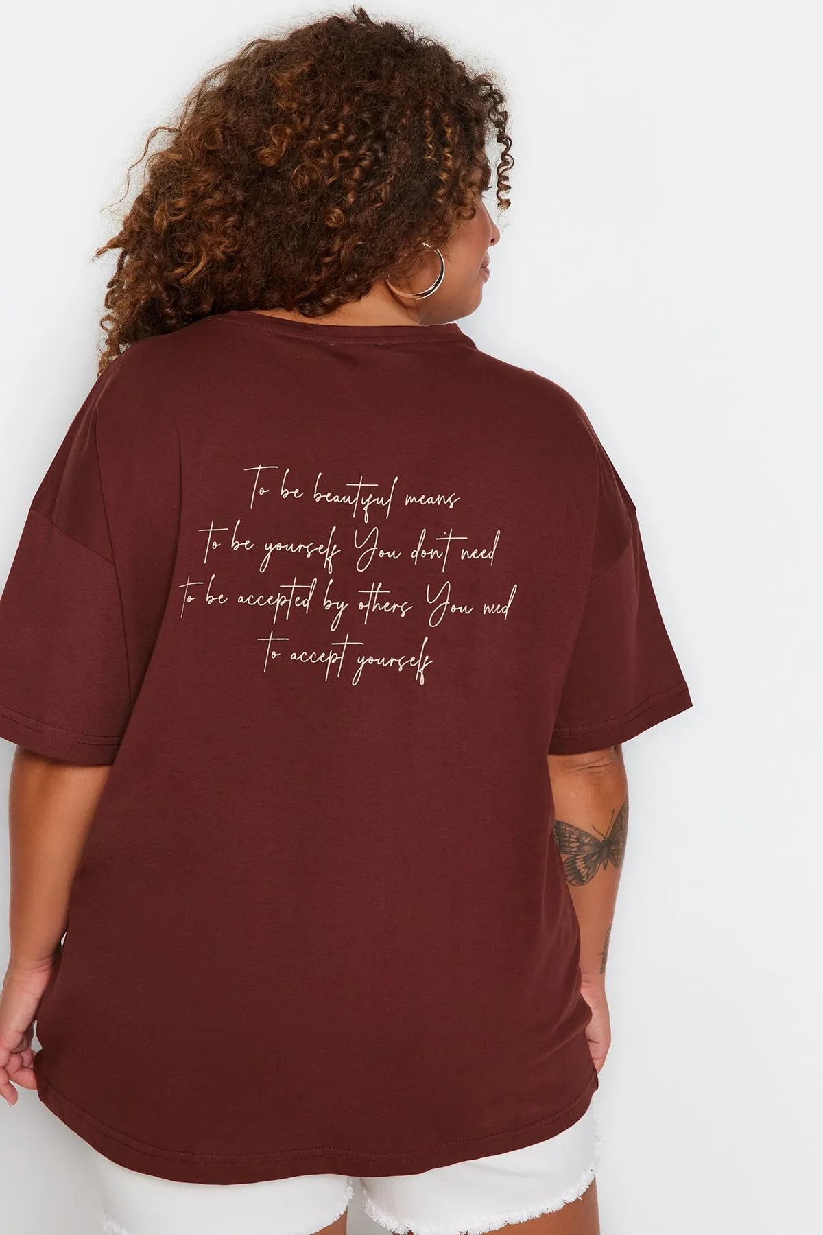 Trendyol Curve  Braunes gestricktes T-Shirt mit Rundhalsausschnitt und Rückenaufdruck TBBSS23BF00024