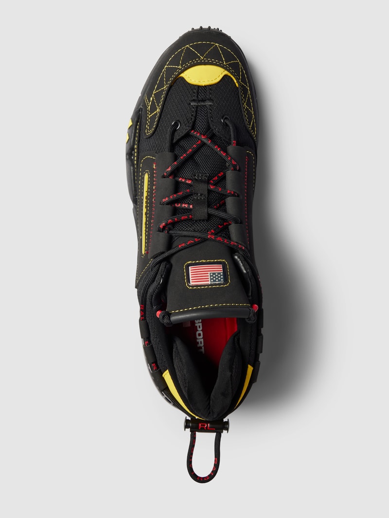 Sneaker mit Label-Detail in schwarz