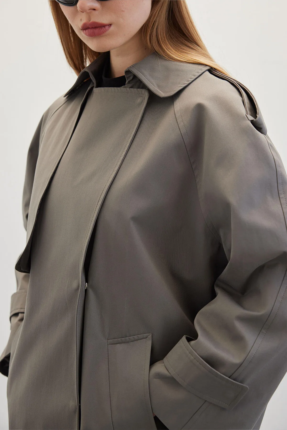 Manuka  Übergroßer kurzer Trenchcoat in Grau