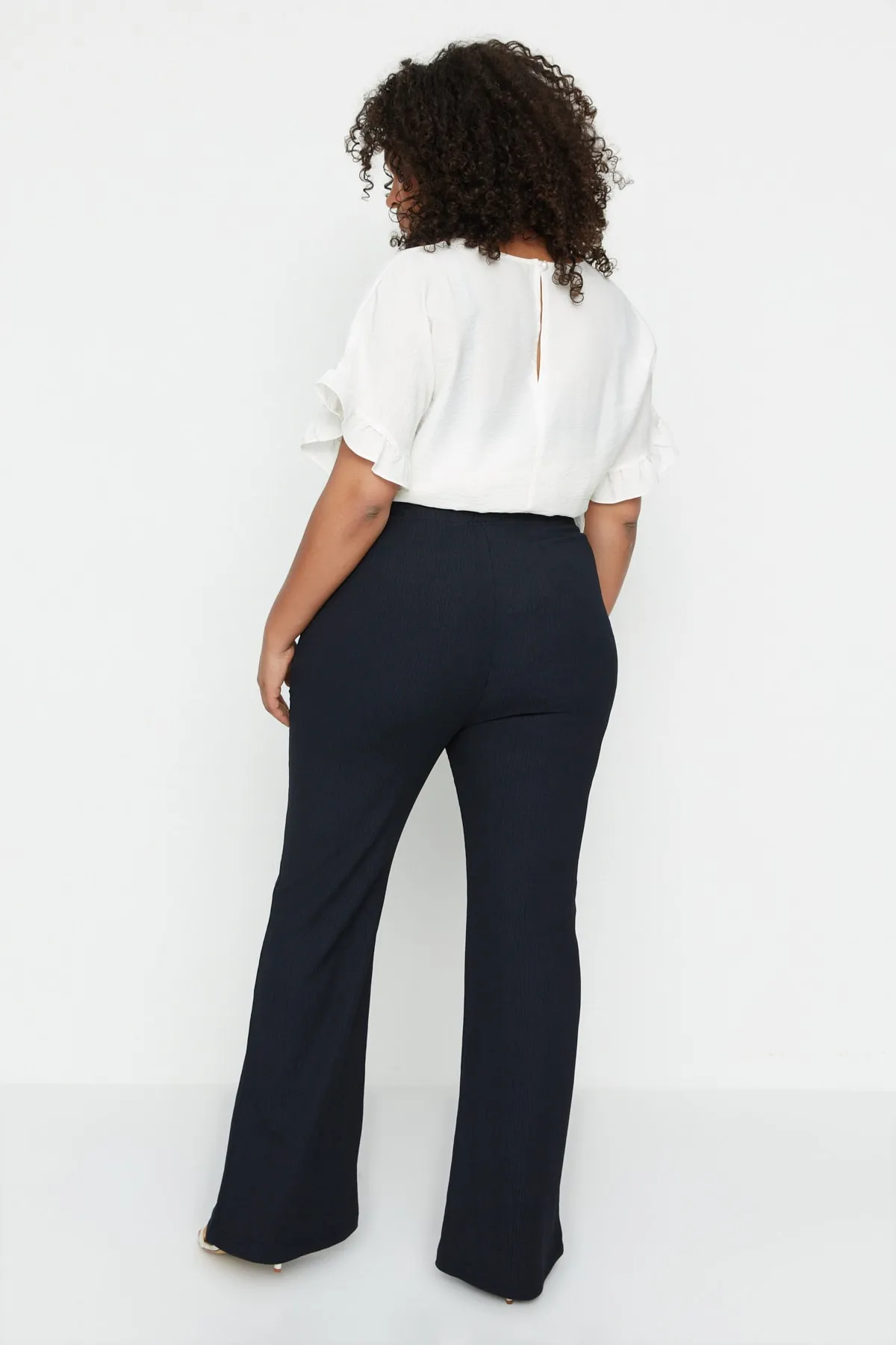 Trendyol Curve  Marineblaue Strickhose mit hohem Bund und spanischen Beinen TBSSS22PL0416