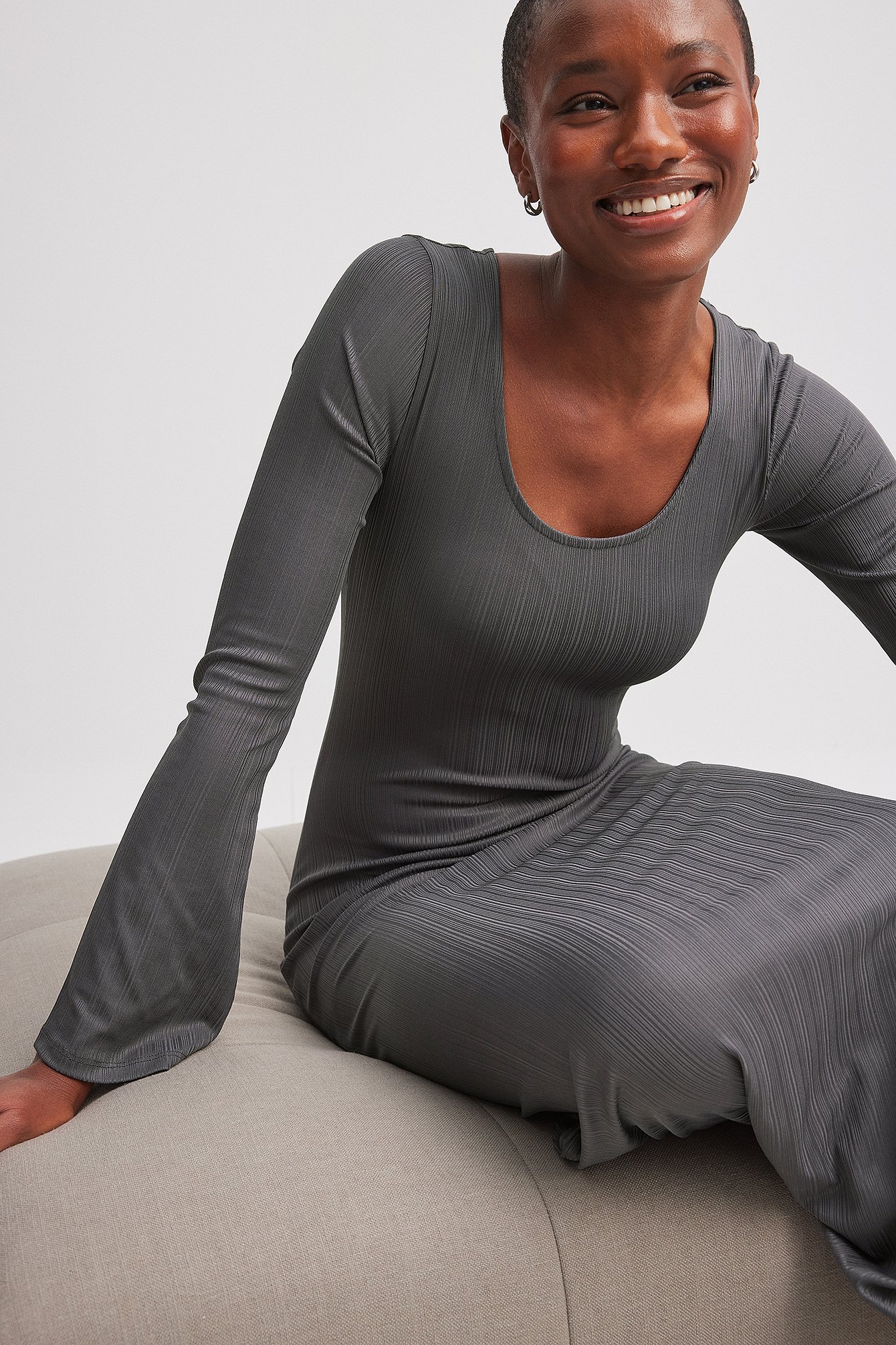 Geripptes Maxikleid mit Rüschen