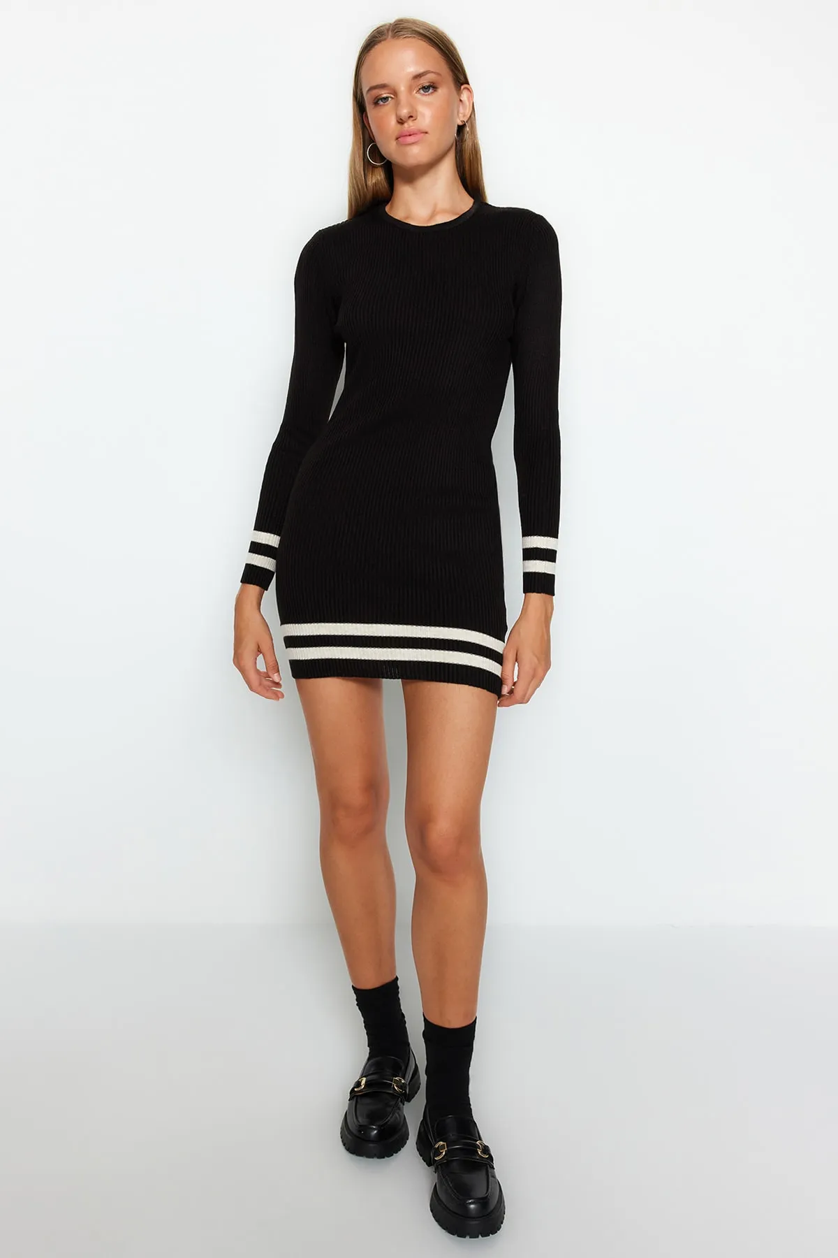 Trendyol Collection  Braunes Mini-Strickkleid mit gestreiftem Saum TWOAW20EL1274