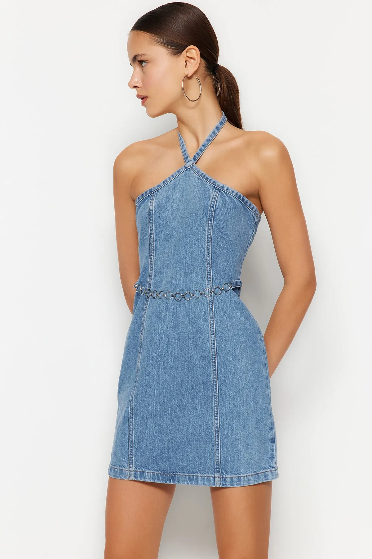 Trendyol Collection  Blaues Neckholder-Mini-Jeanskleid TWOSS23EL01965