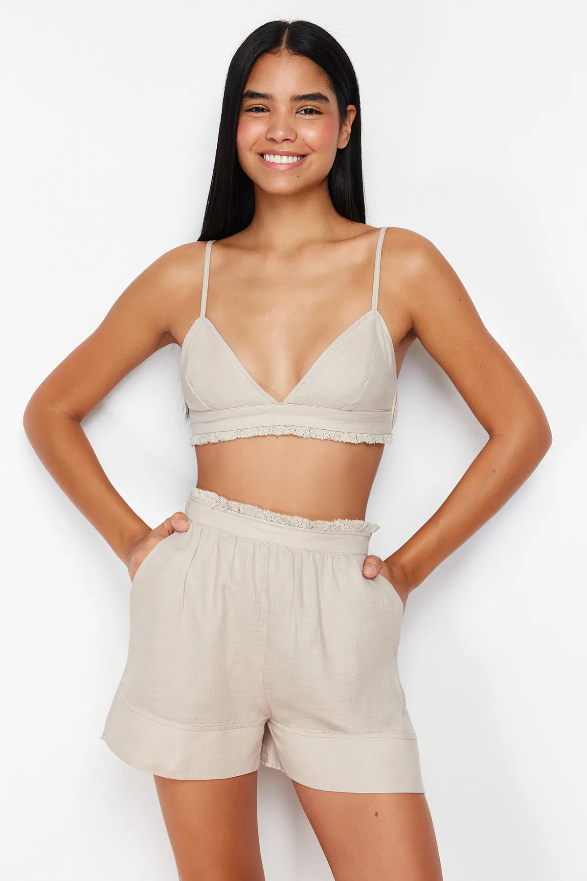 Trendyol Collection  Hochwertiges, beiges Pyjama-Set aus gewebtem Musselin aus 100 % Baumwolle mit Rüschendetails und Seilträgern THMSS24PT00076