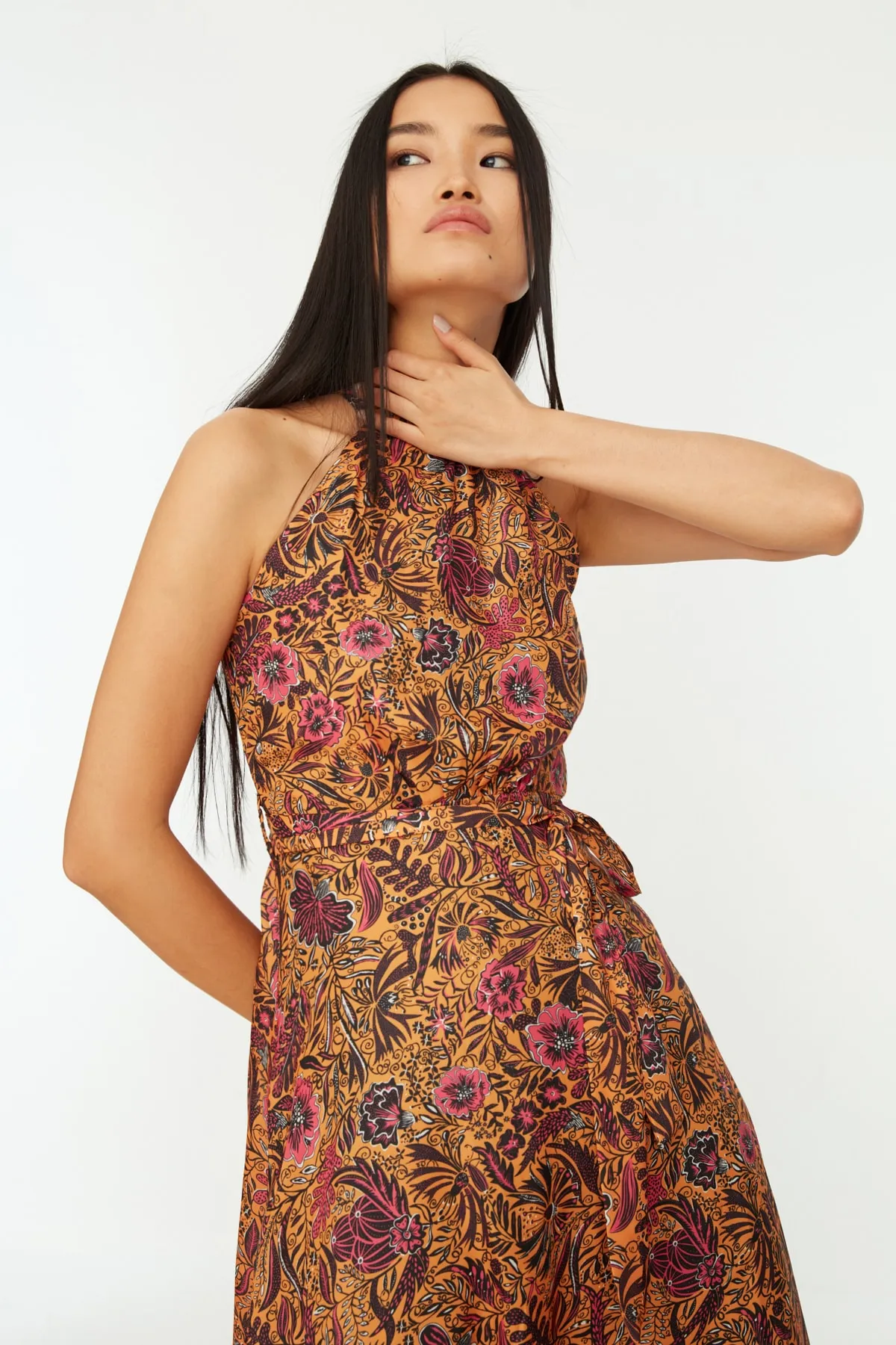 Trendyol Collection  Orangefarbenes, ärmelloses, gewebtes Kleid in A-Linie mit Gürtel und Neckholder und Blumendruck TWOSS20EL2536
