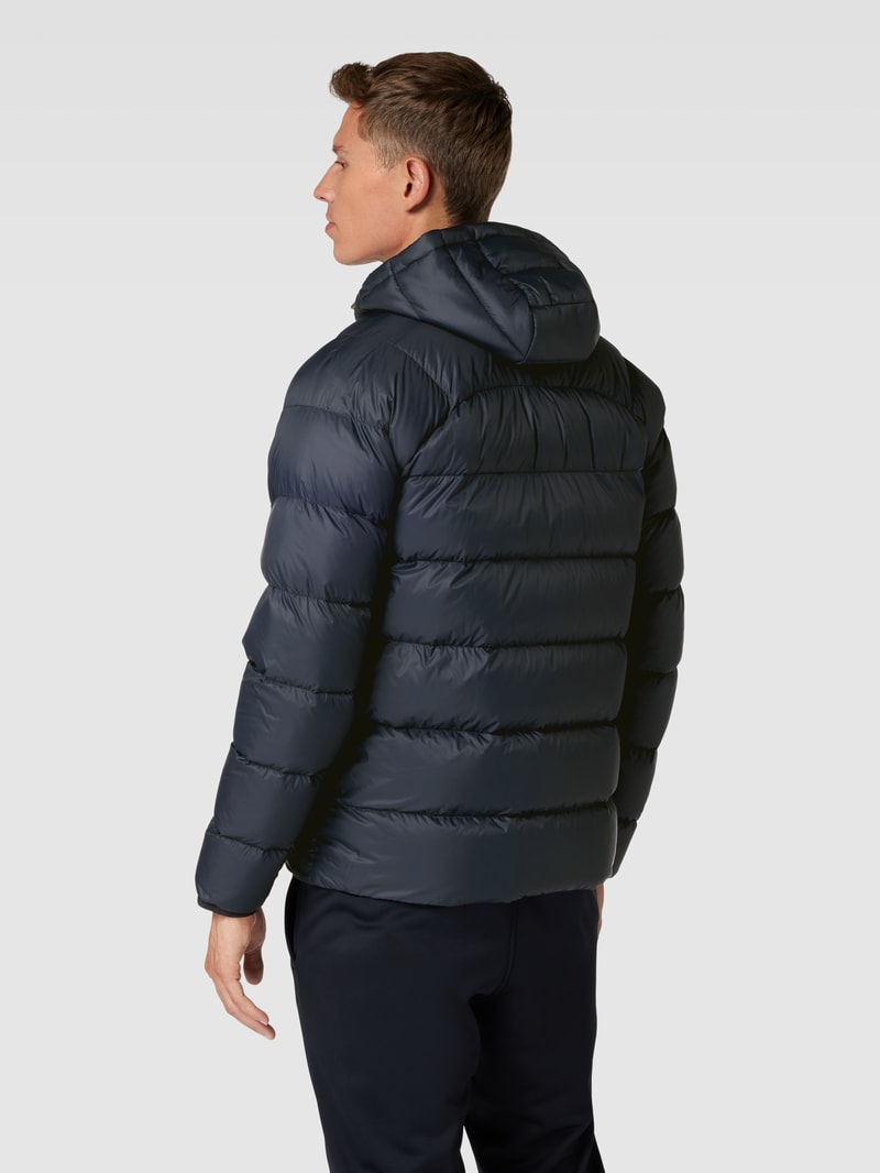Daunenjacke mit Kapuze in schwarz