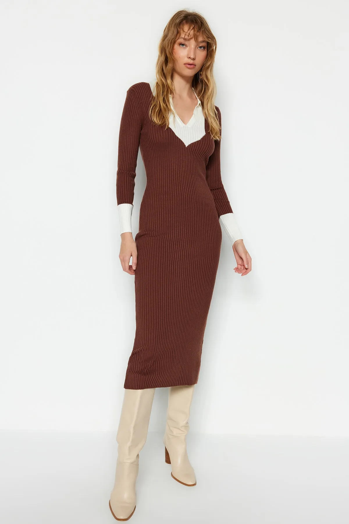 Trendyol Collection  Braunes Midi-Strickkleid mit Farbblockmuster TWOAW23EL00024