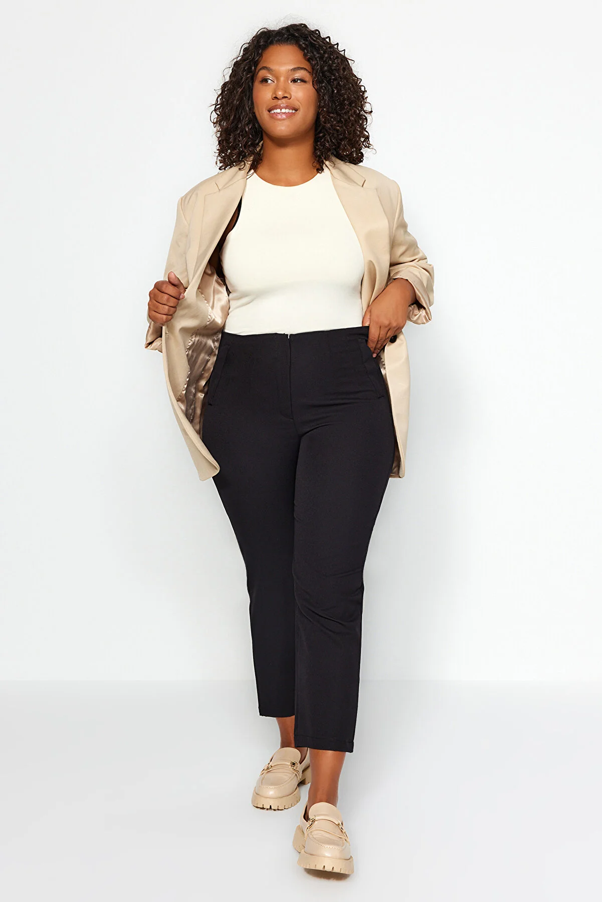 Trendyol Curve  Schwarze Zigarettenhose aus Webstoff TBBAW23AR00015