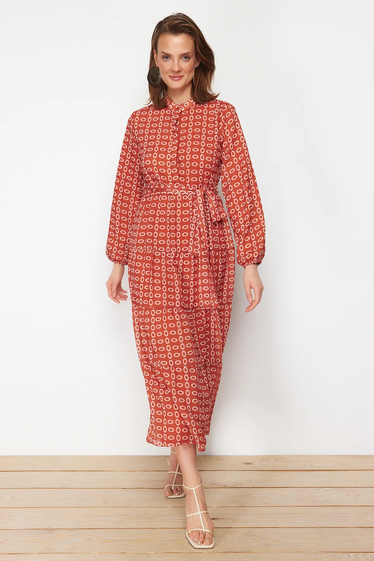 Trendyol Modest  Kleid aus gewebtem Chiffon mit geometrischem Muster und Gürtel, Stehkragen und Futter TCTSS21EL3346