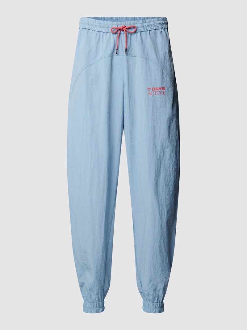 Trainingshose mit Label-Print Modell 'Track Suit' in rauchblau