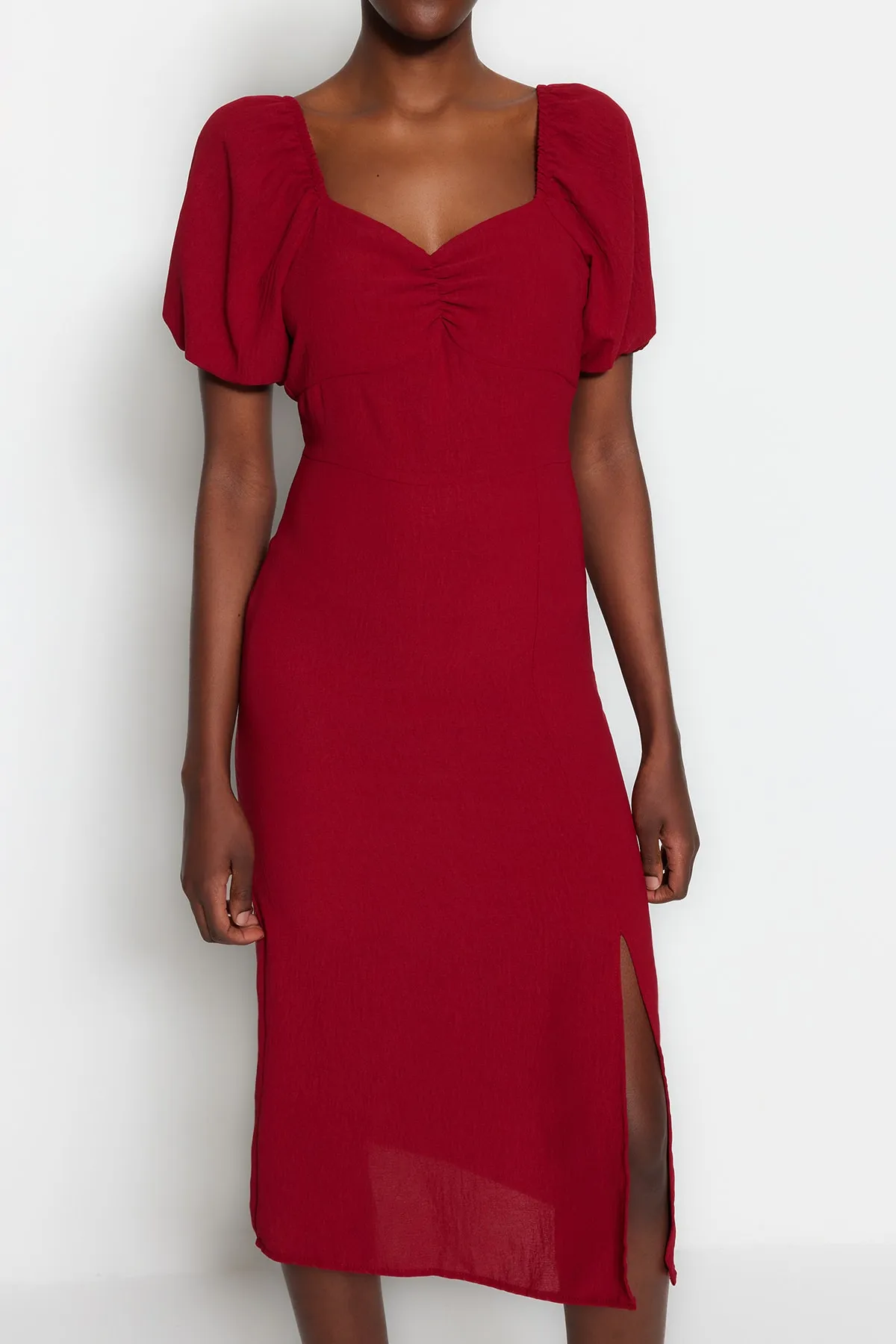 Trendyol Collection  Burgunderfarbenes, figurbetontes Midi-Webkleid mit Schlitz und Rückendetail TWOSS23EL01164