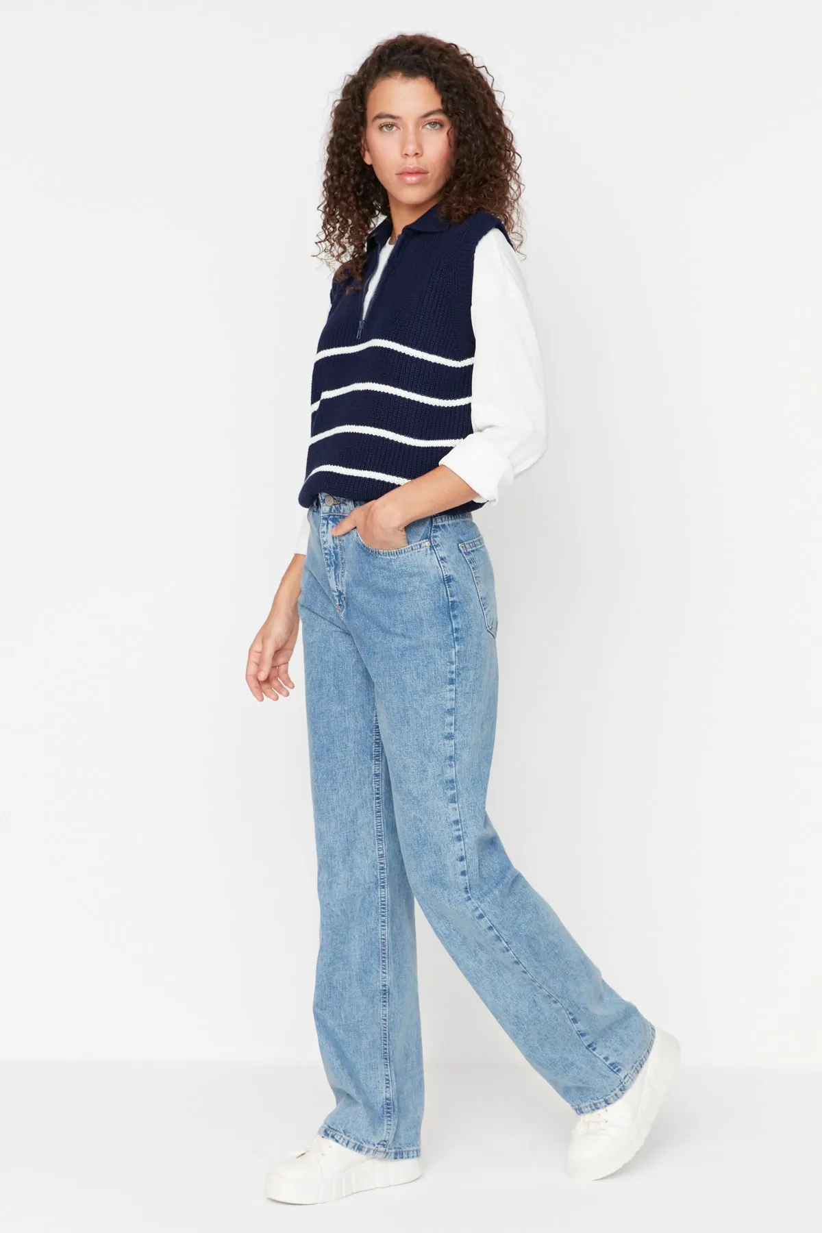 Trendyol Collection  Dunkelblaue Jeans mit hoher Taille und weitem Bein TWOAW23JE00671