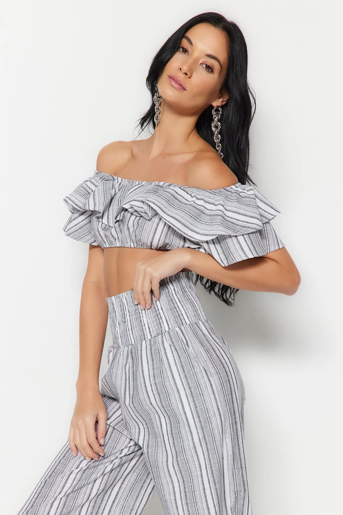 Trendyol Collection  Grau gestreiftes, gewebtes Blusen- und Hosenset mit Rüschen TBESS21AU0305