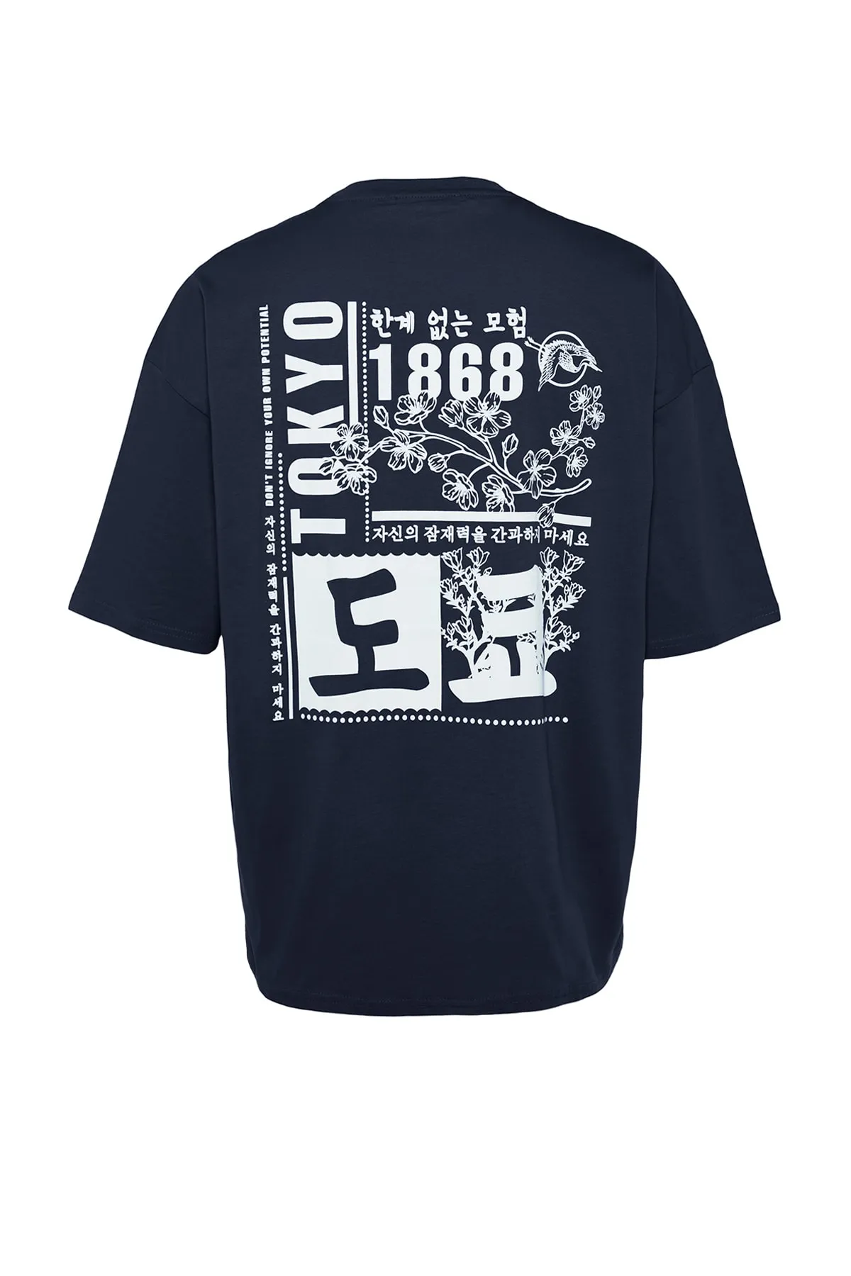 Trendyol Collection  Marineblaues, übergroßes/weites T-Shirt mit Fernost-Aufdruck aus 100 % Baumwolle TMNSS23TS00170