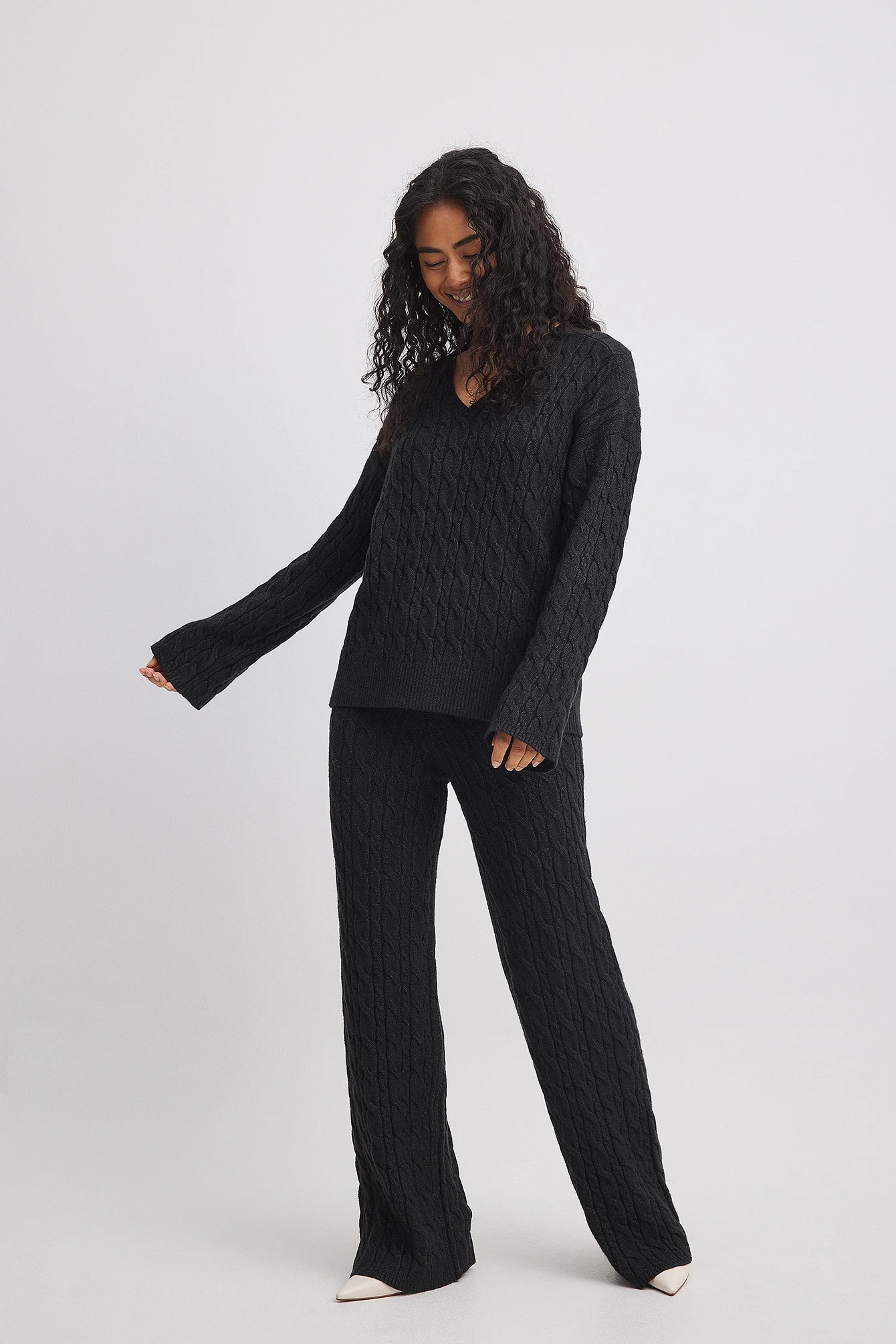 Strickpullover mit Zopfmuster und V-Ausschnitt