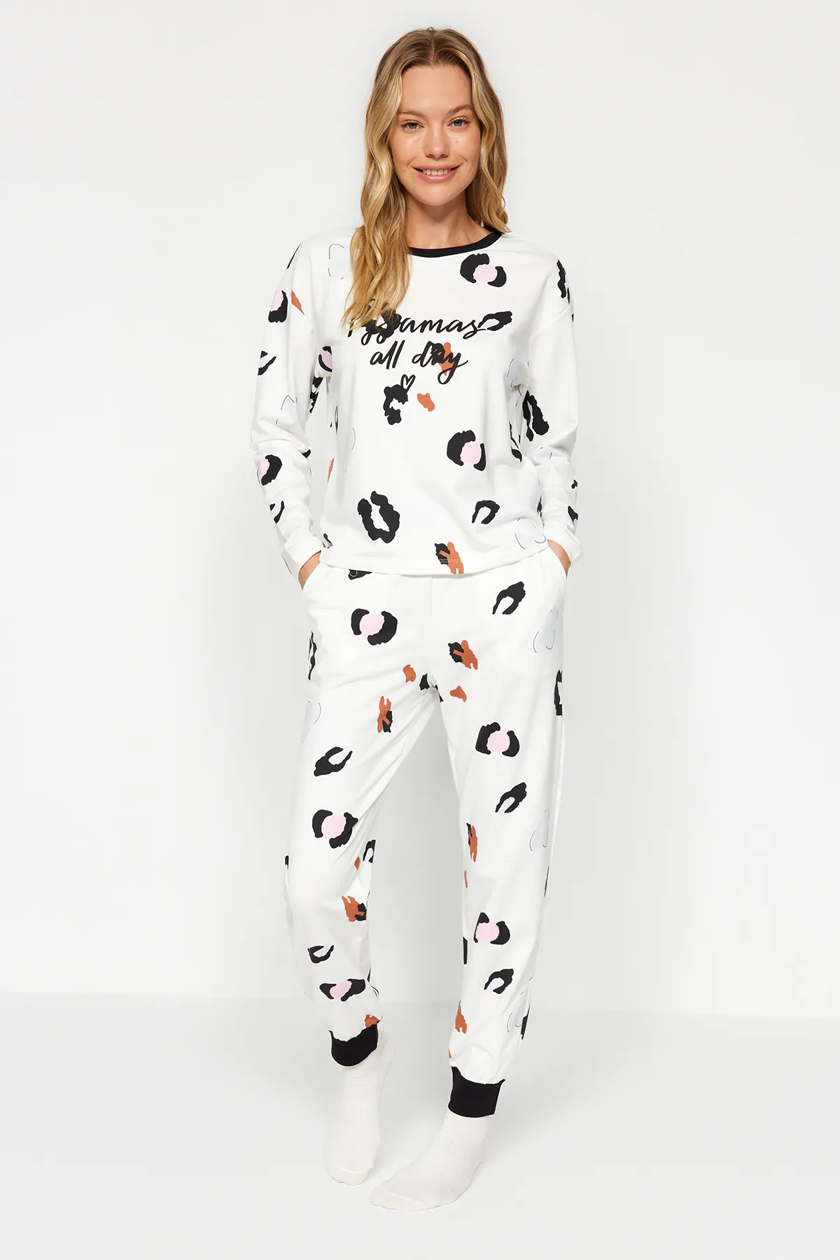 Trendyol Collection  Weißes T-Shirt-Jogger-Strick-Pyjama-Set aus 100 % Baumwolle mit Leopardenmuster und Slogan THMAW24PT00211