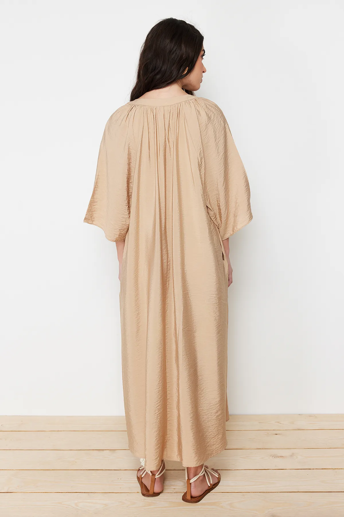 Trendyol Modest  Kamelfarbenes Aerobin-Kimono- und Kaftan-Kleid mit V-Ausschnitt und halblangen Ärmeln TCTSS24KK00002