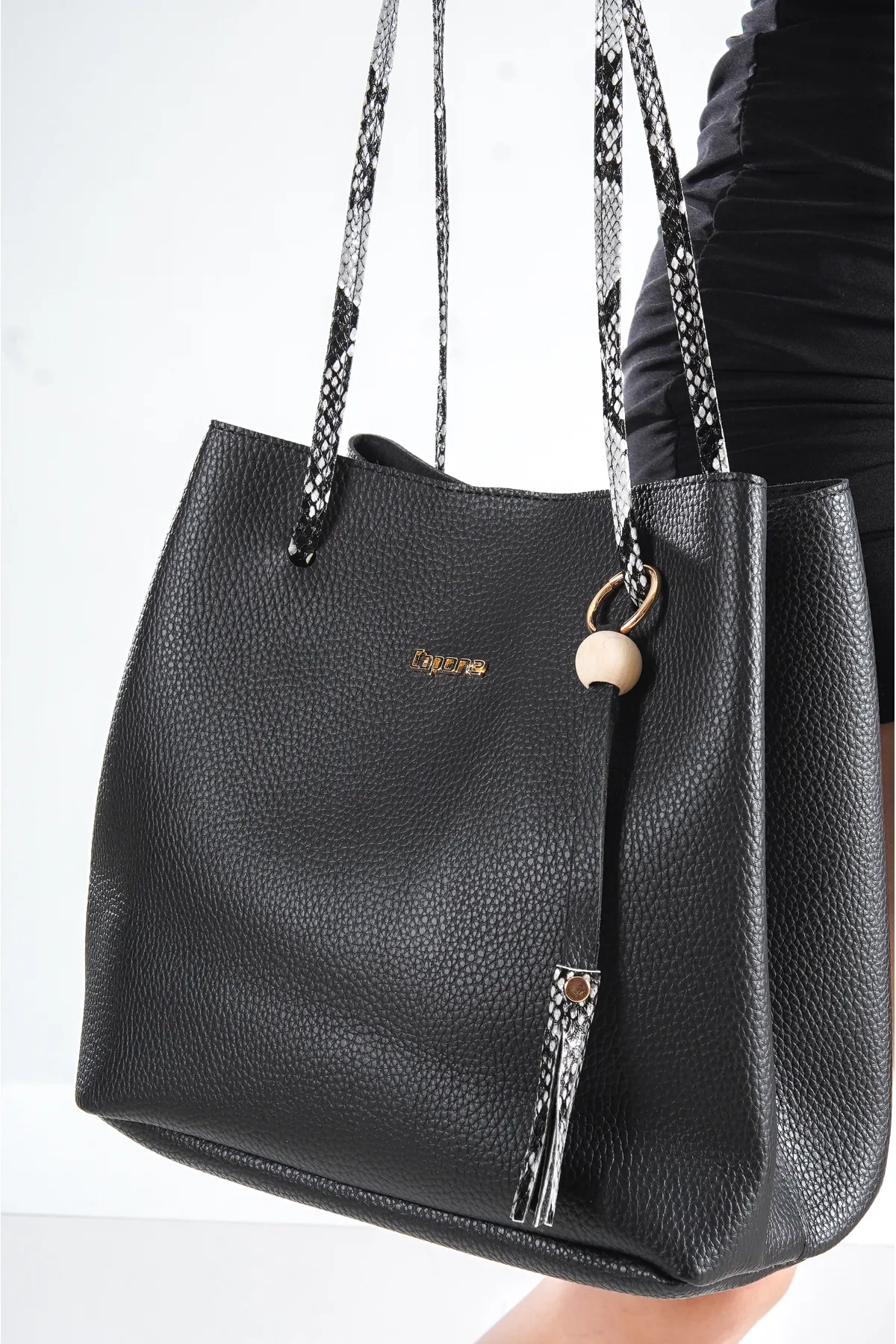 Capone Outfitters  Capone Merida Schwarze Damen-Umhängetasche