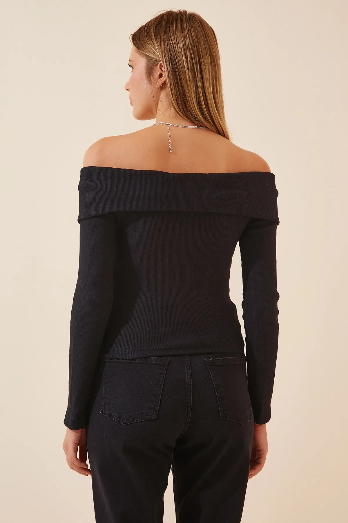 Happiness İstanbul  Schwarze schnurgebundene Strickbluse mit Carmenkragen für Damen PG00031