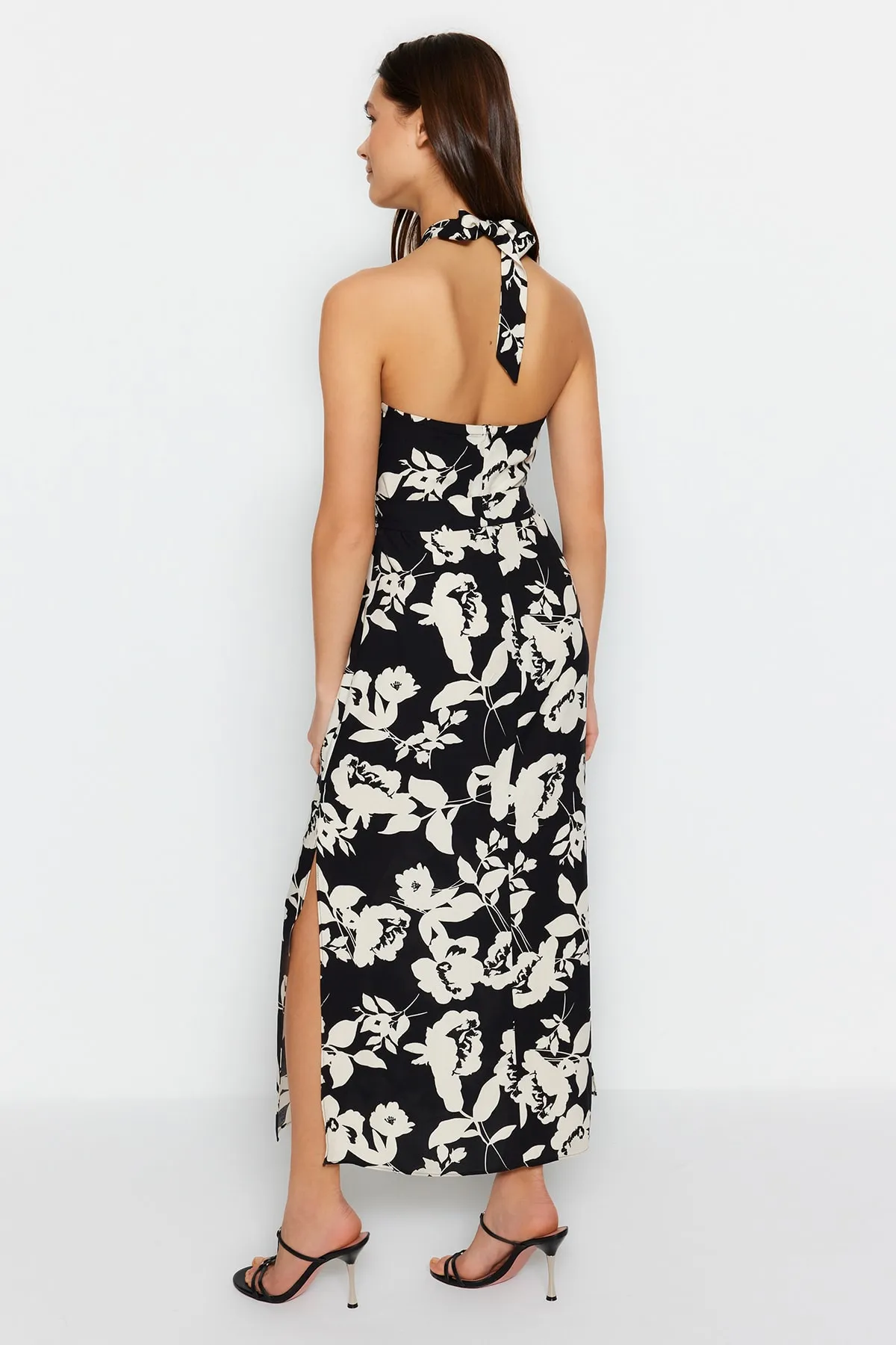 Trendyol Collection  Schwarzes, detailliertes, gewebtes Kleid mit Krawatte TWOSS23EL02125