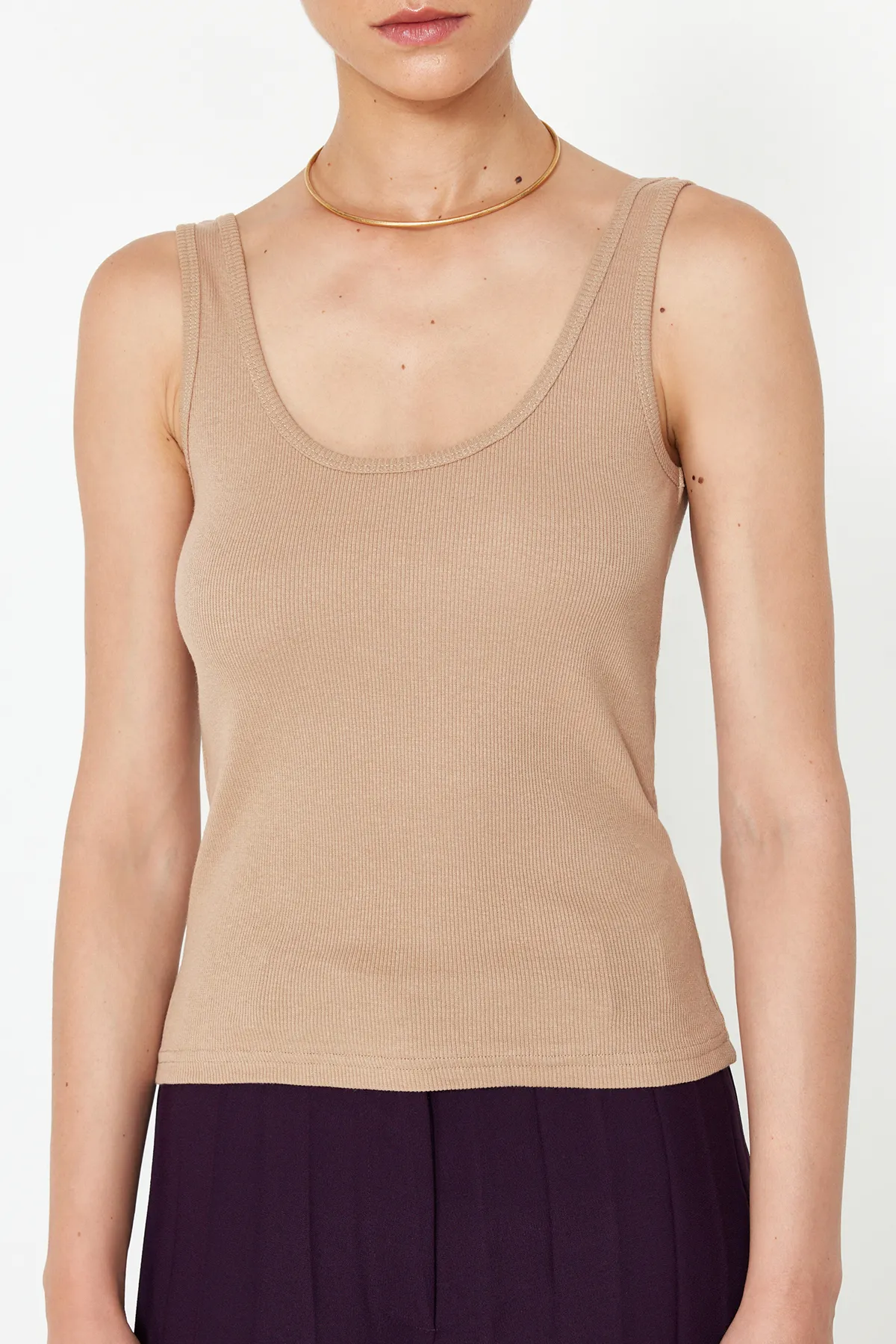 Trendyol Collection  Braunes figurbetontes Tanktop aus geripptem, flexiblem Strick mit Poolkragen TWOSS22AL0042