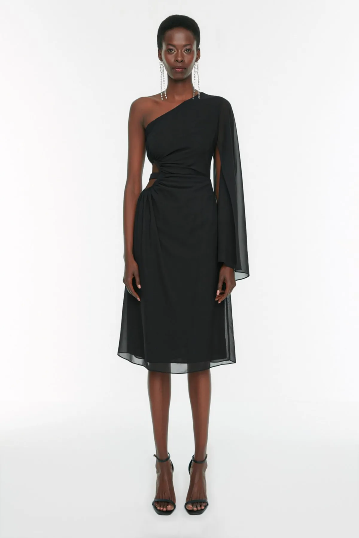 Trendyol Collection  Elegantes Abendkleid aus schwarzem, gefüttertem Chiffon mit Fenster-/Ausschnittdetail TPRSS22EL1721