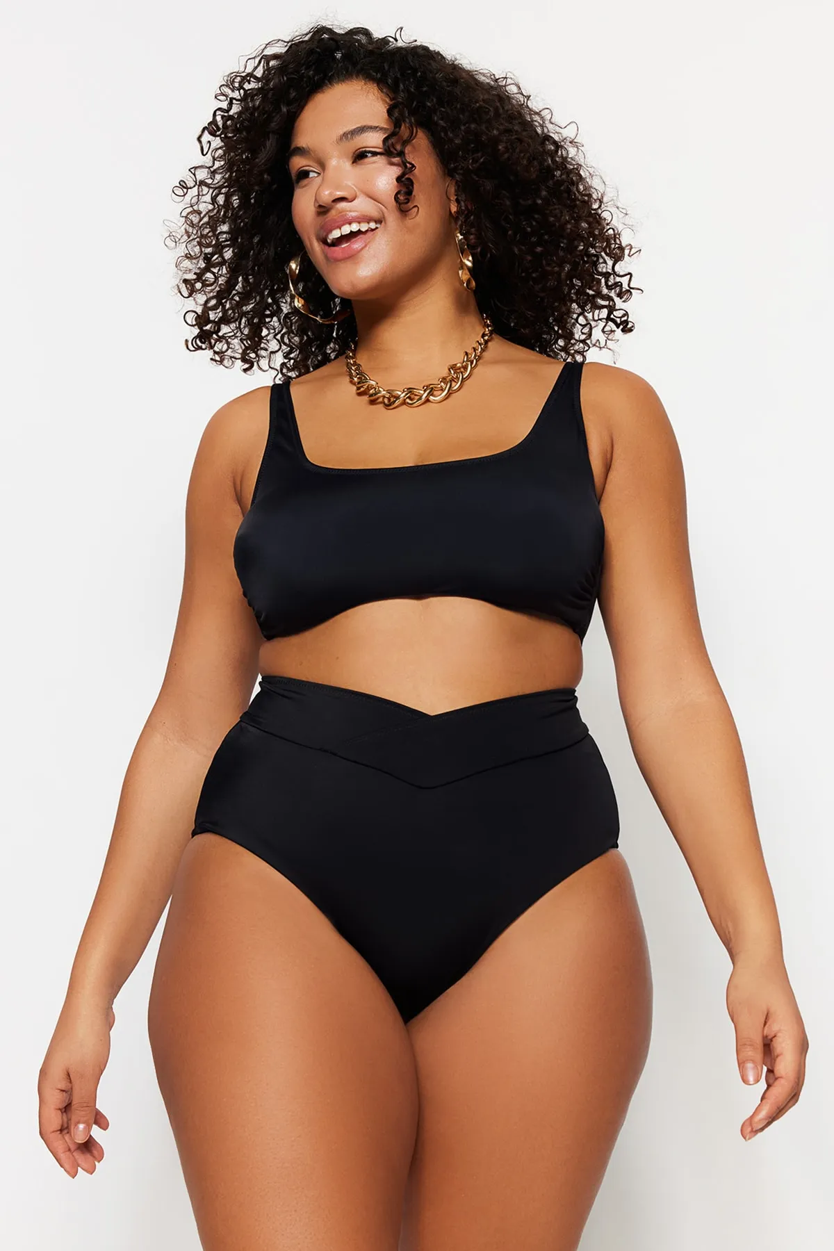 Trendyol Curve  Schwarze Bikinihose mit hoher Taille, schrägem Detail und schlankmachendem Effekt