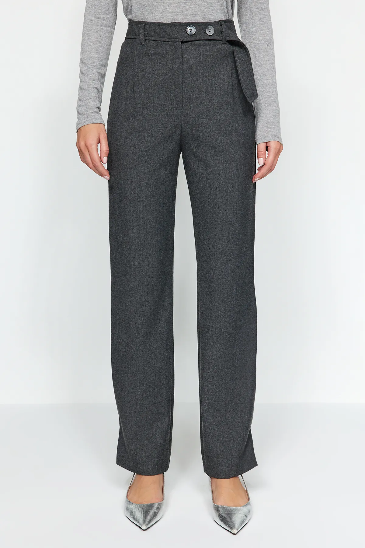 Trendyol Collection  Anthrazitfarbene, gerade geschnittene Hose mit gewebtem Gürtel und detaillierten Details TWOAW24PL00236