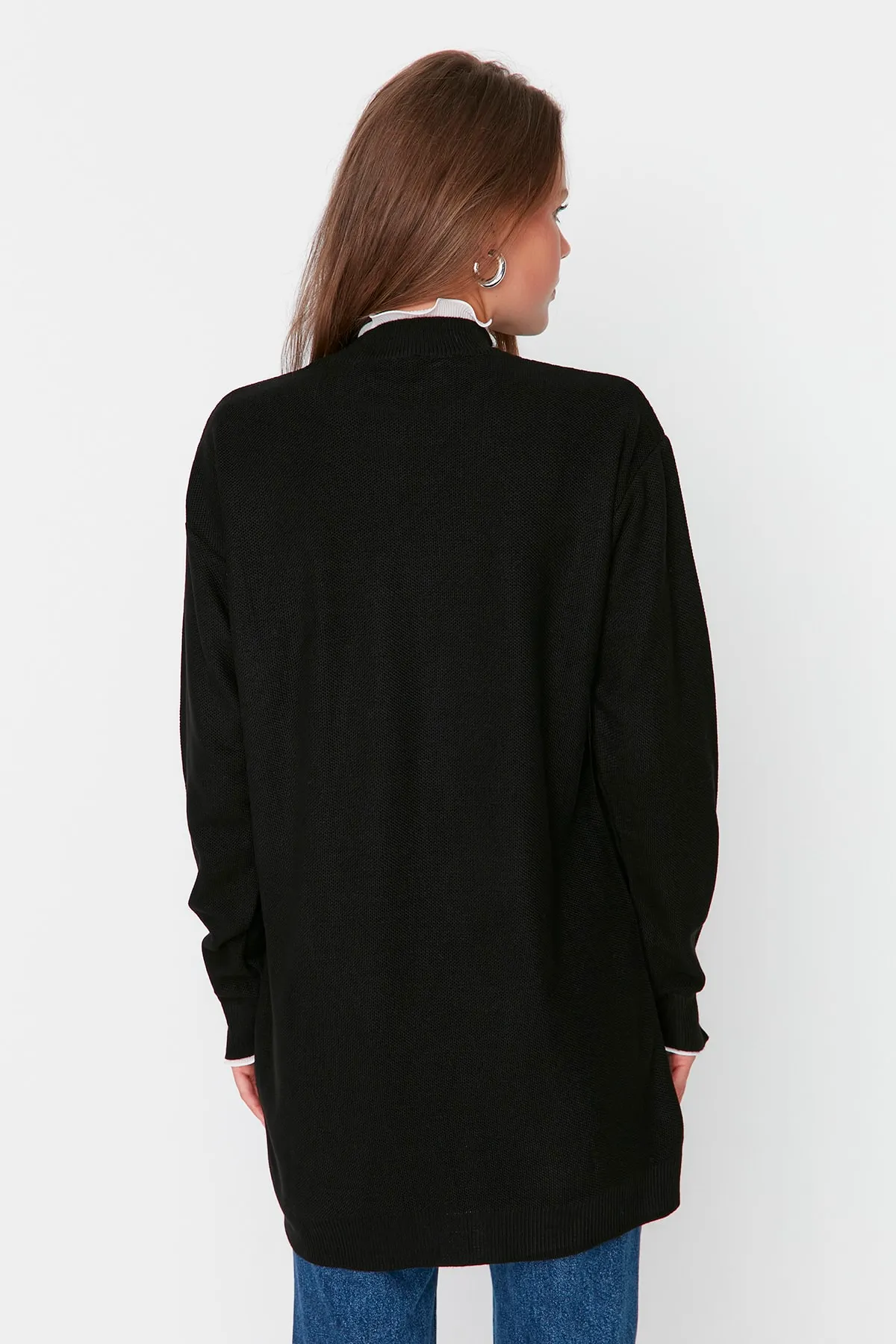 Trendyol Modest  Strickpullover mit schwarzen Ärmeln und Perlendetails TCTAW23AK00027