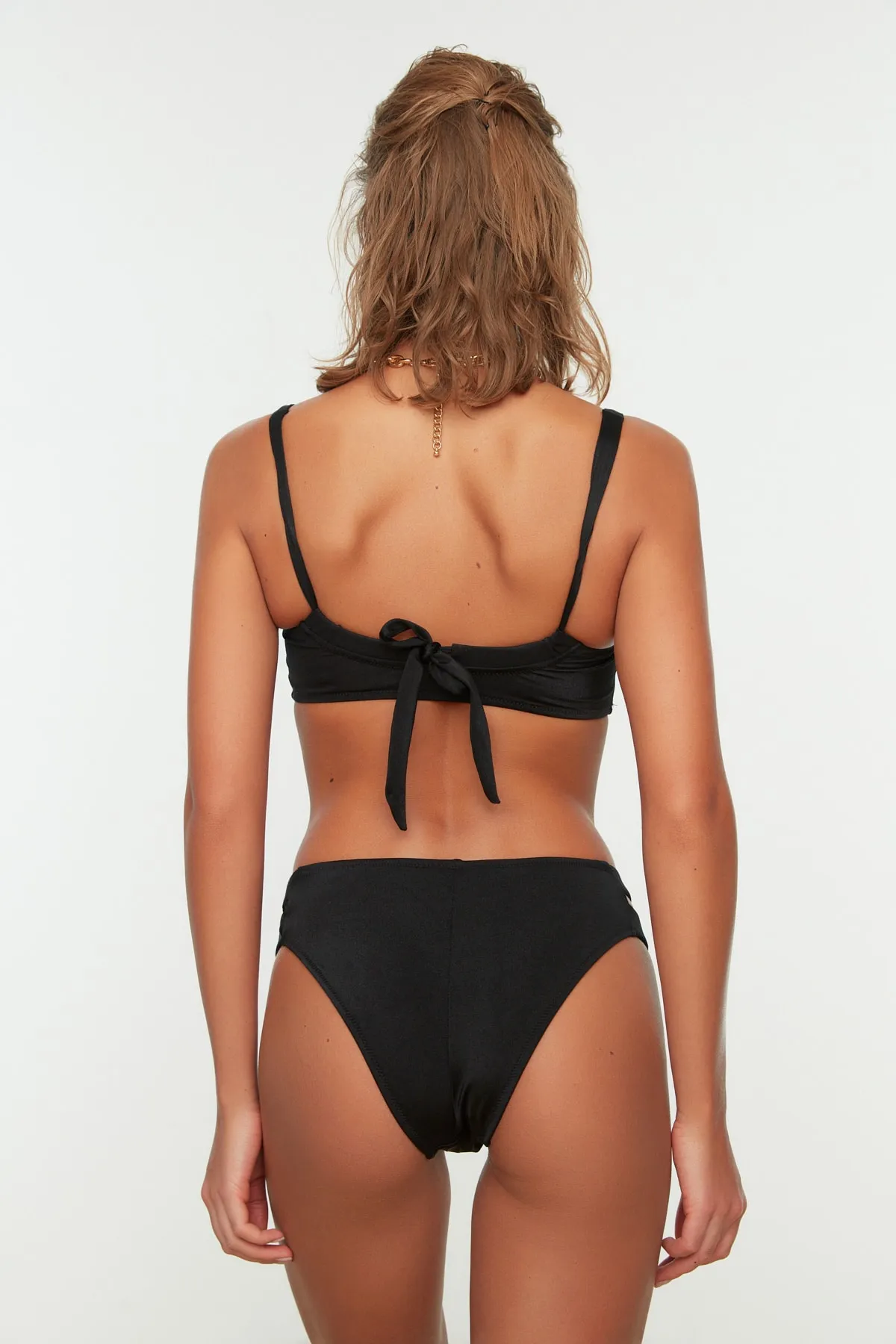 Trendyol Collection  Schwarze Bikinihose mit Ausschnitt/Fenster TBESS21BA0306