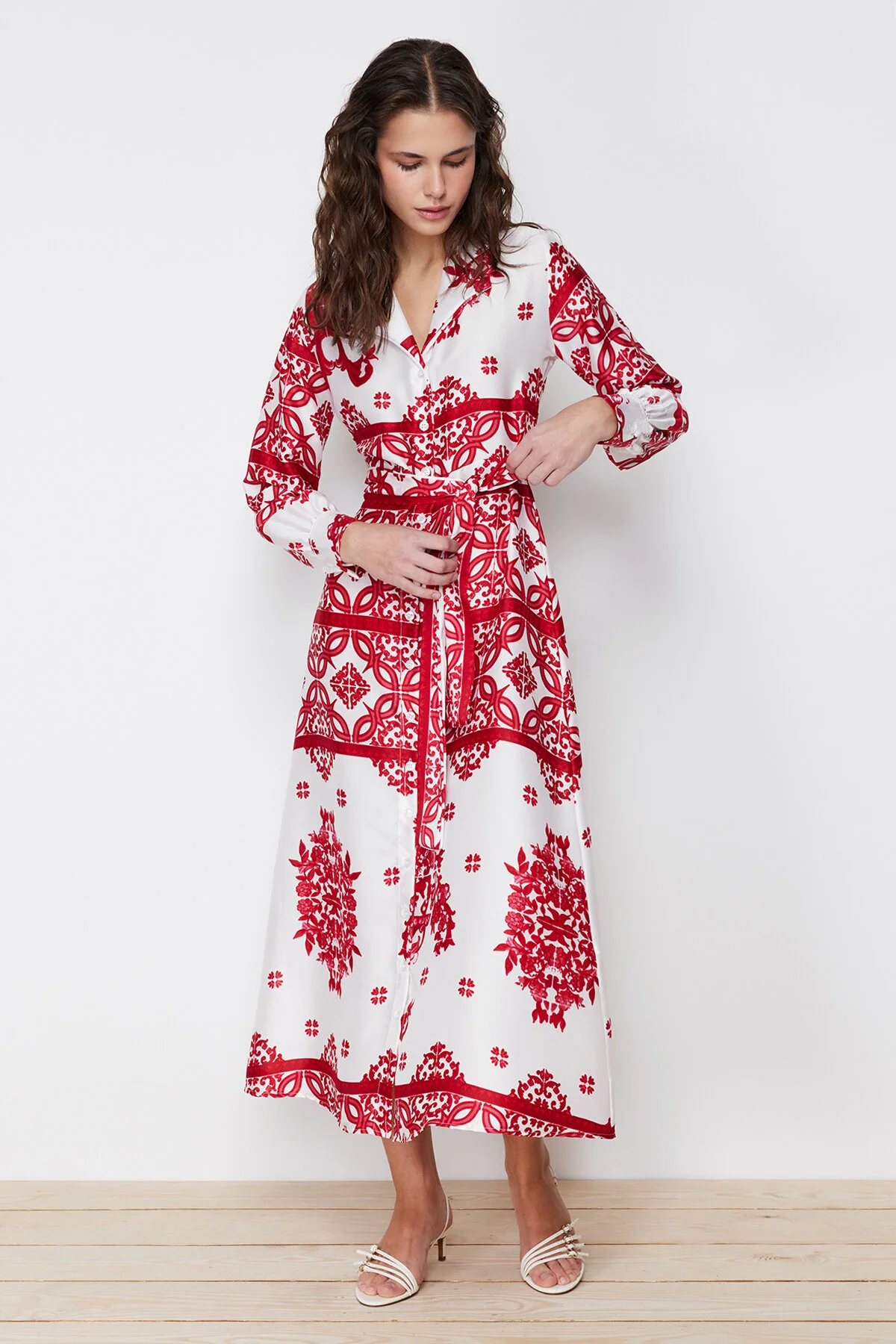 Trendyol Modest  Gemustertes Hemd-Abendkleid aus gewebtem Satin in Fuchsia TCTSS24EB00039