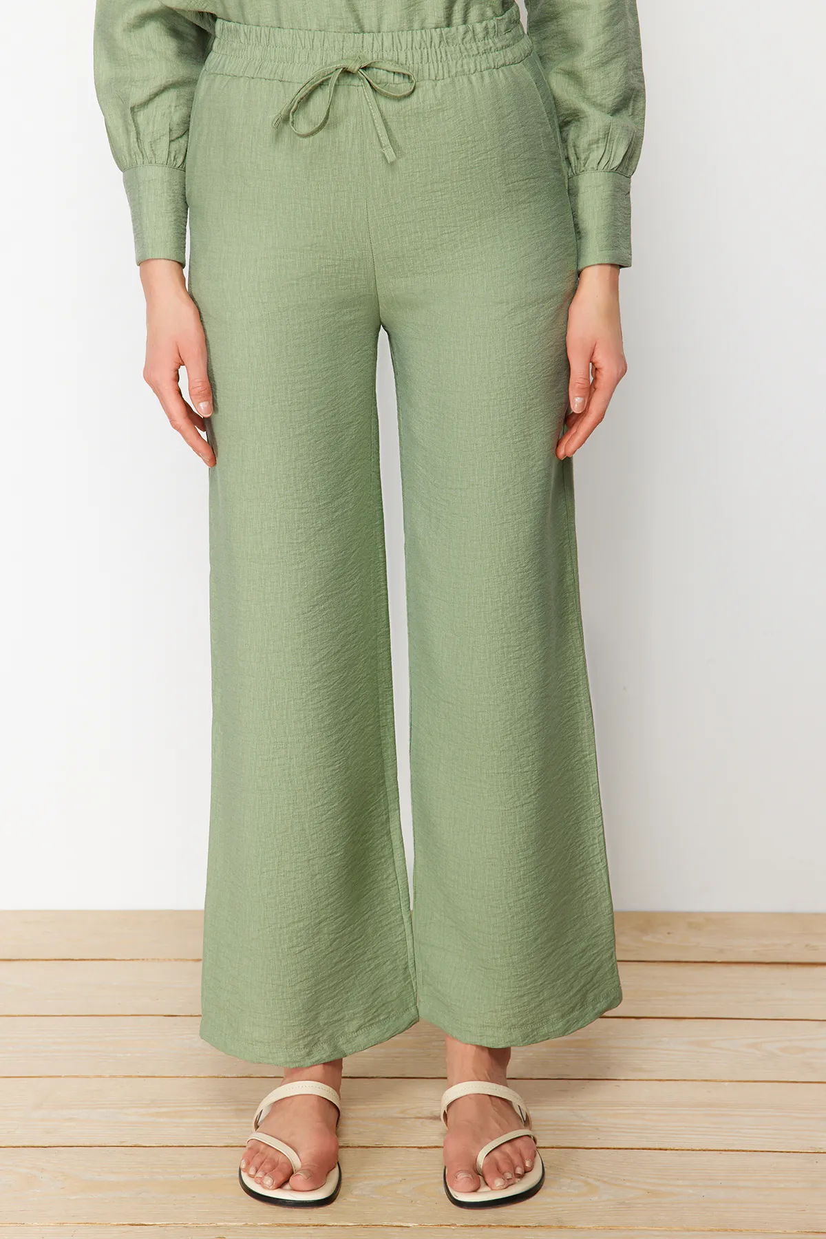 Trendyol Modest  Grüner, halb verdeckter Knopfleiste an den Schultern und detaillierte Tunika-Hose aus Webstoff TCTSS22US0098