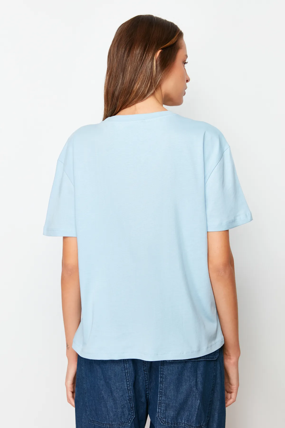 Trendyol Collection  Hellblaues, bedrucktes, lockeres/weites, entspanntes Strick-T-Shirt mit Rundhalsausschnitt aus 100 % Baumwolle TWOSS22TS1145