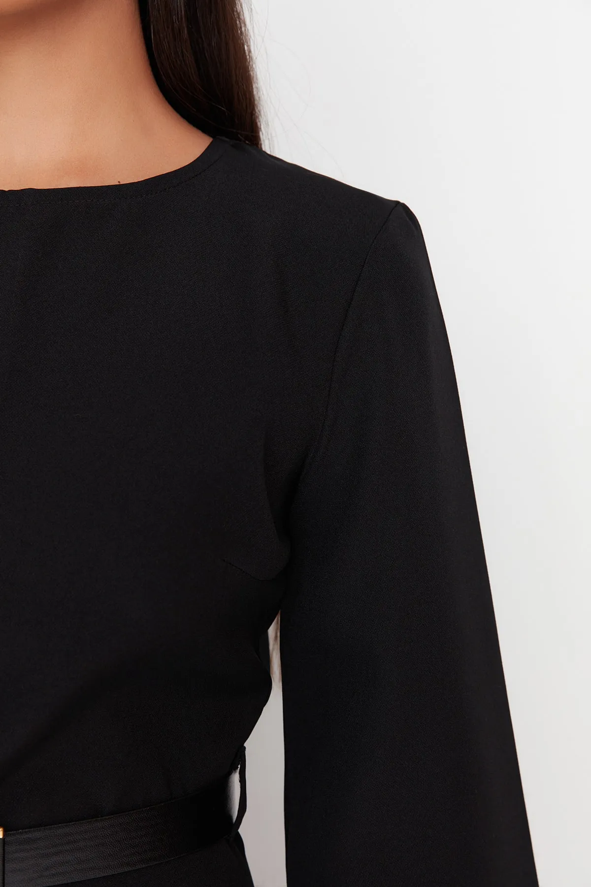 Trendyol Modest  Schwarzes gewebtes A-Linien-Kleid mit Gürtel TCTAW23EB00143