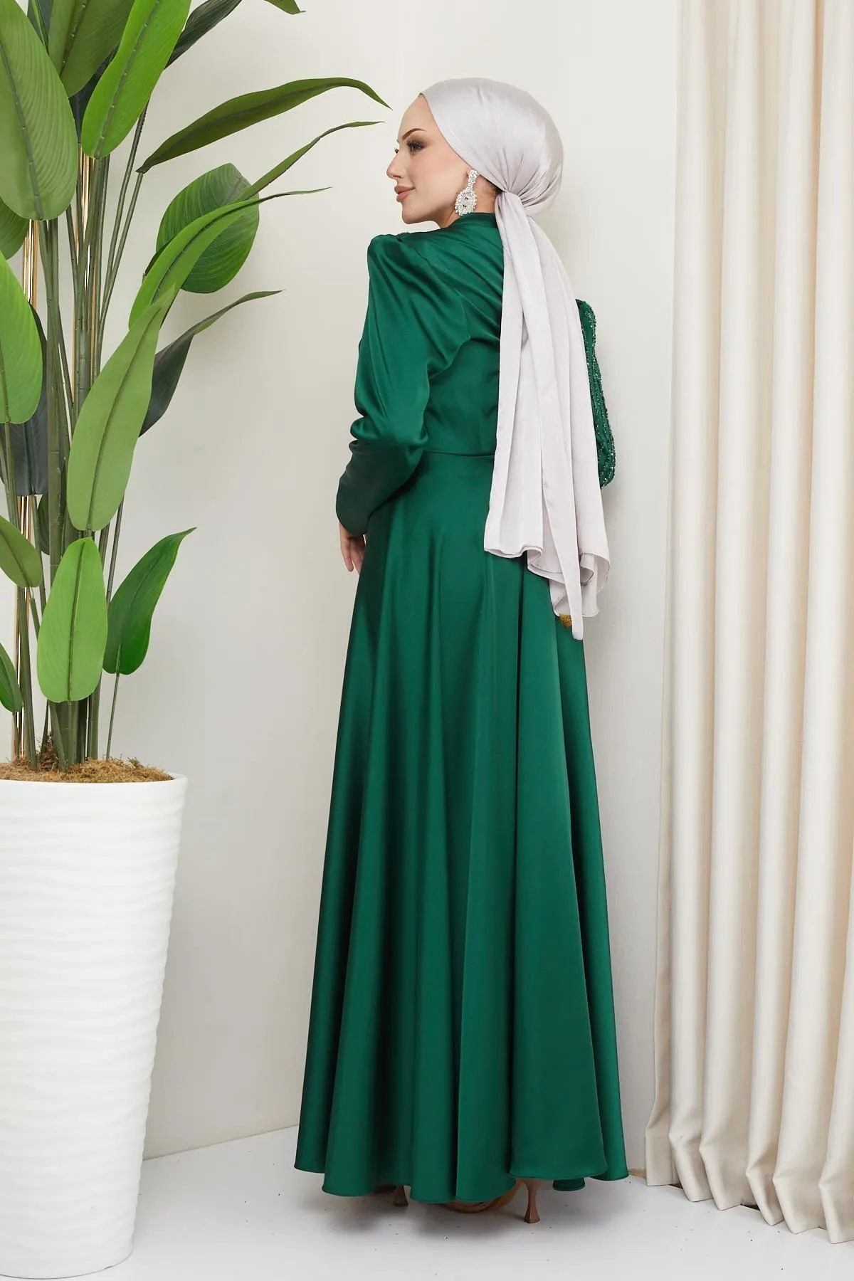 Olcay  Plus Size Hijab-Abendkleid aus Satin mit Falten und Steindetail GRÜN 1659