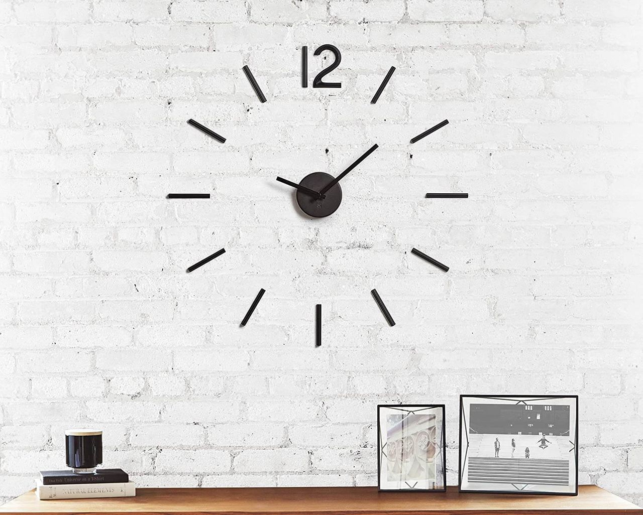 trends4cents Umbra BLINK DIY Quarz Wanduhr ohne Rahmen als Wanddekoration aus Metall mit Ziffern zum Aufkleben