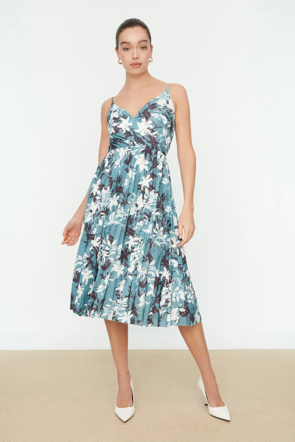 Trendyol Collection  Mintfarbenes Blumenmuster mit offener Taille/Skater-Midi-Zweireiher, flexibles Strickkleid mit plissierten Trägern TWOSS20EL2729