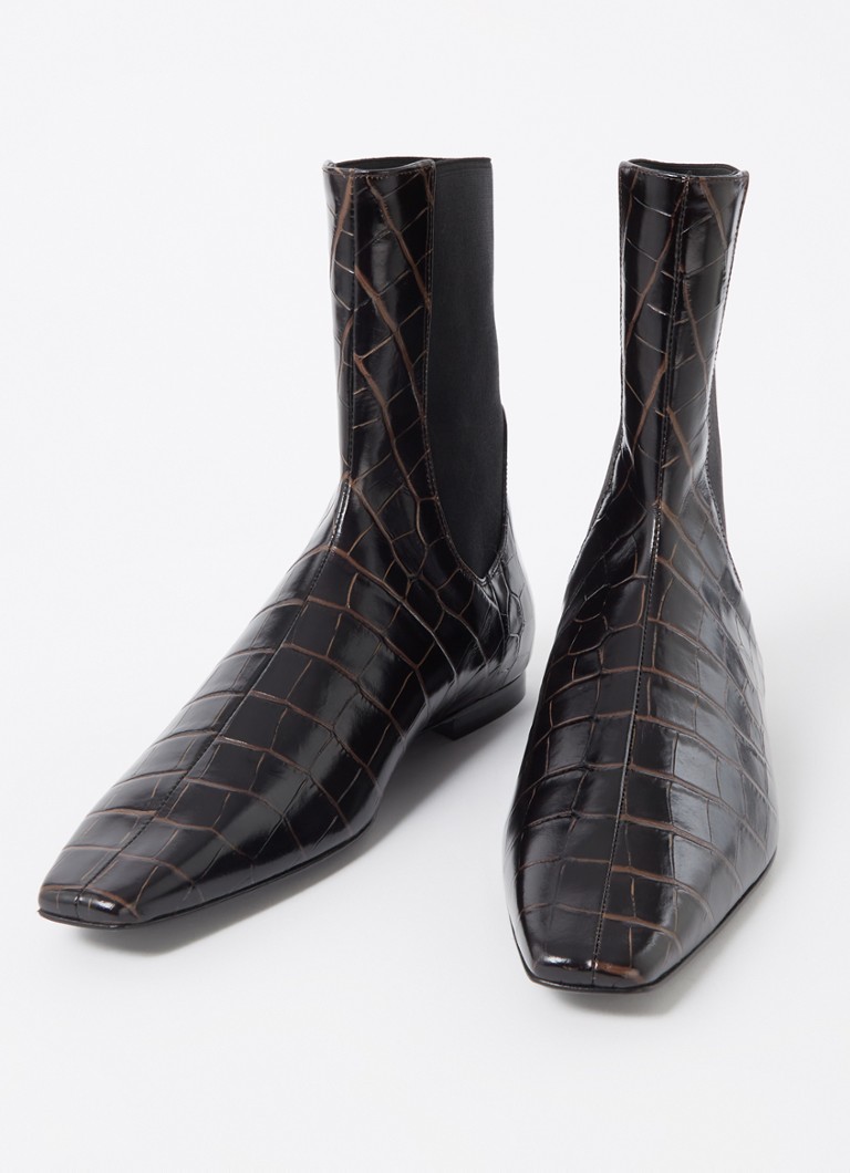 Botas Chelsea TOTEME em pele de vitelo com textura de crocodilo.