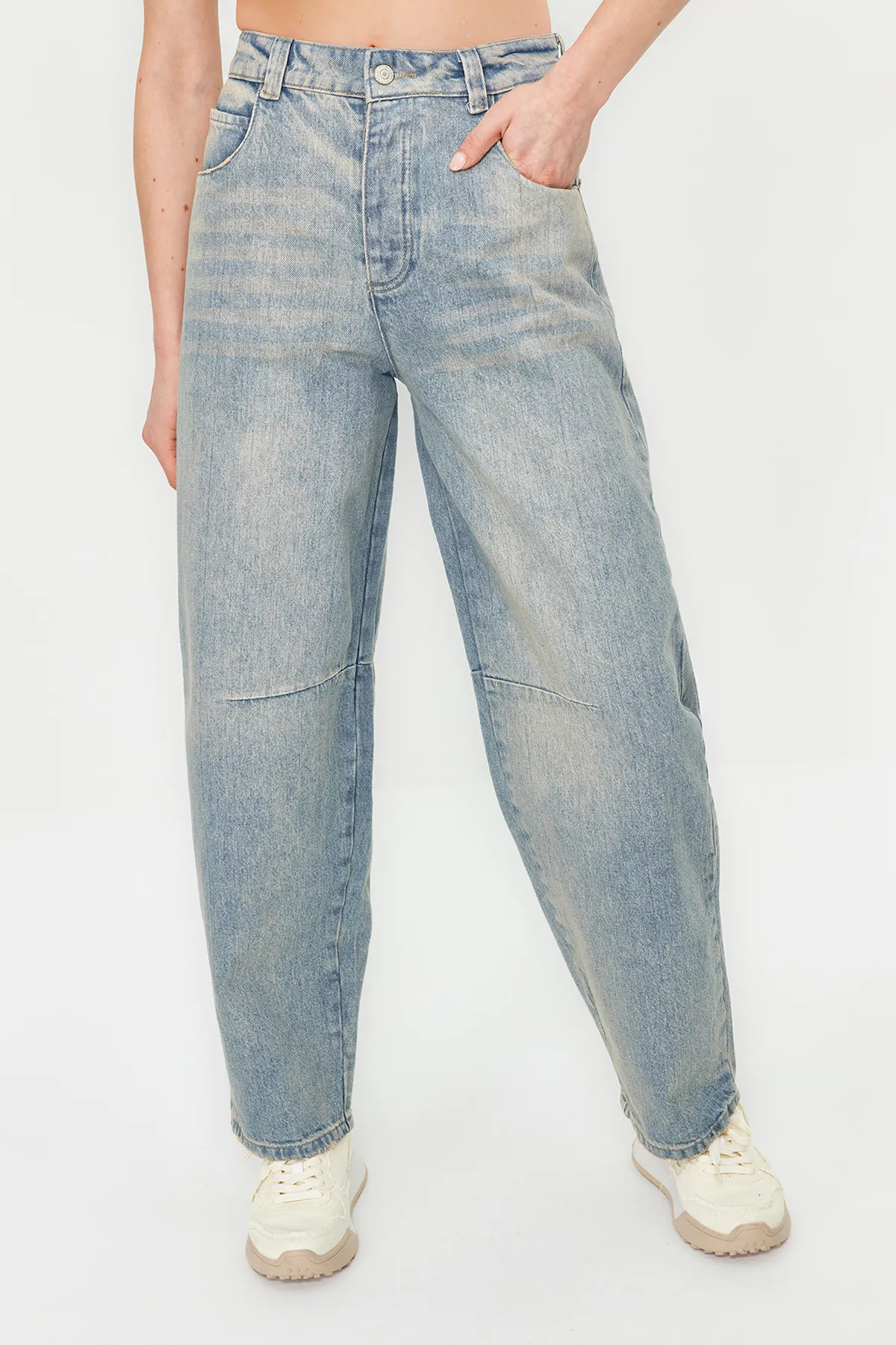 Trendyol Collection  Blaue, mit Nähten und Details versehene Barrel-Jeans mit hoher Taille TWOSS24JE00013
