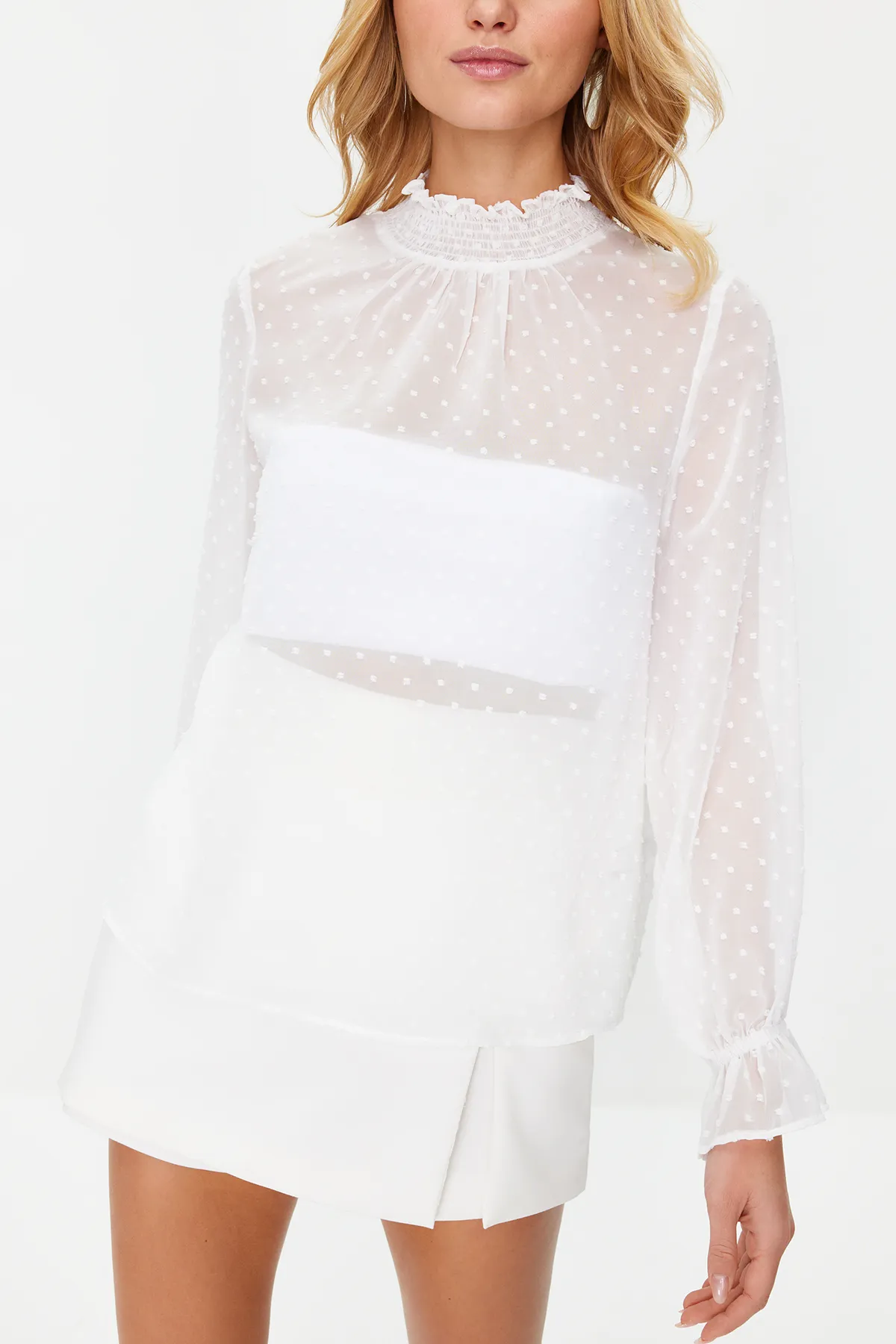 Trendyol Collection  Ecrufarbene Chiffon-Webbluse mit hohem Kragen und Bommel TWOSS24BZ00006