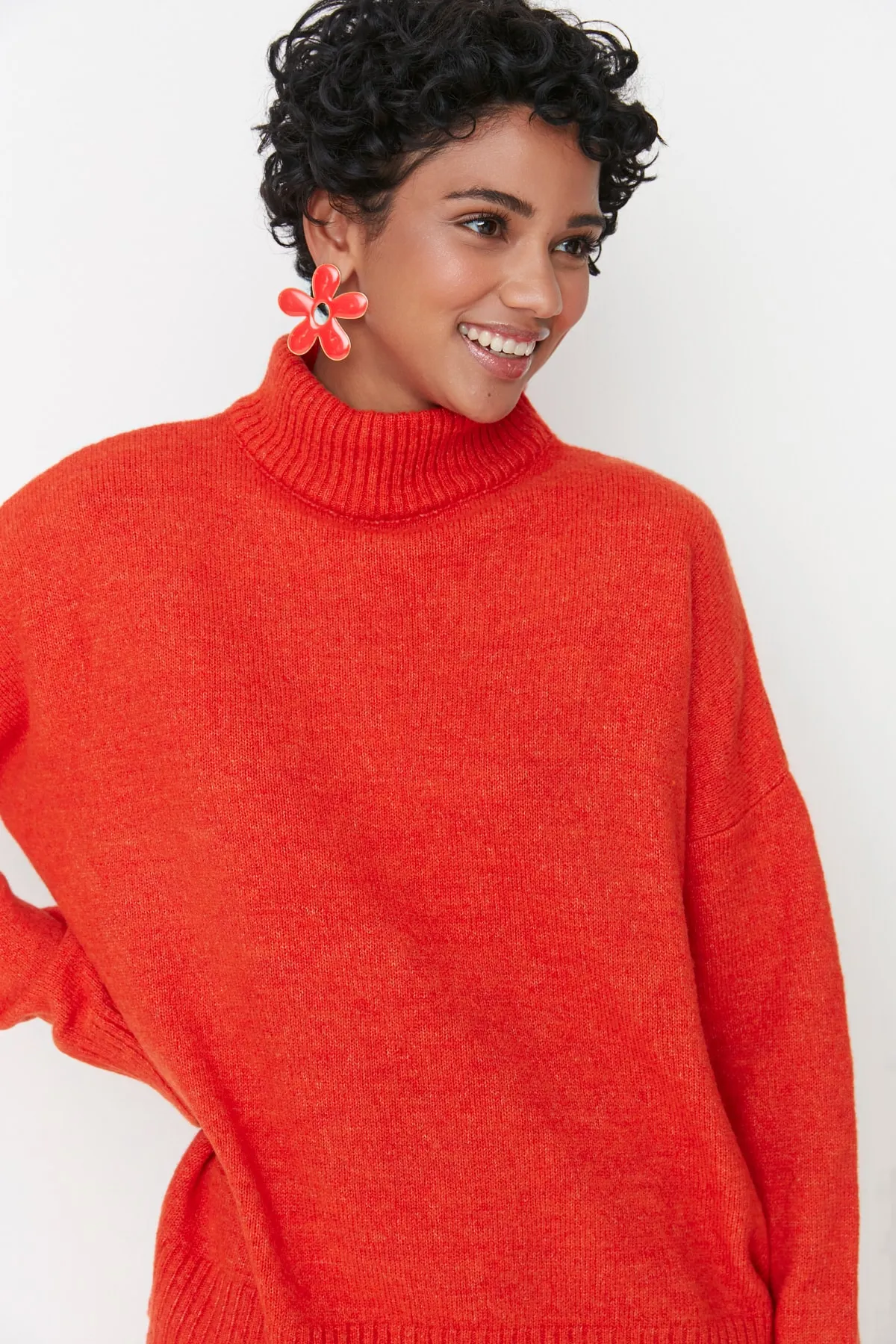 Trendyol Collection  Orangefarbener, weicher, strukturierter Strickpullover mit Stehkragen und weiter Passform TWOAW23KZ00469
