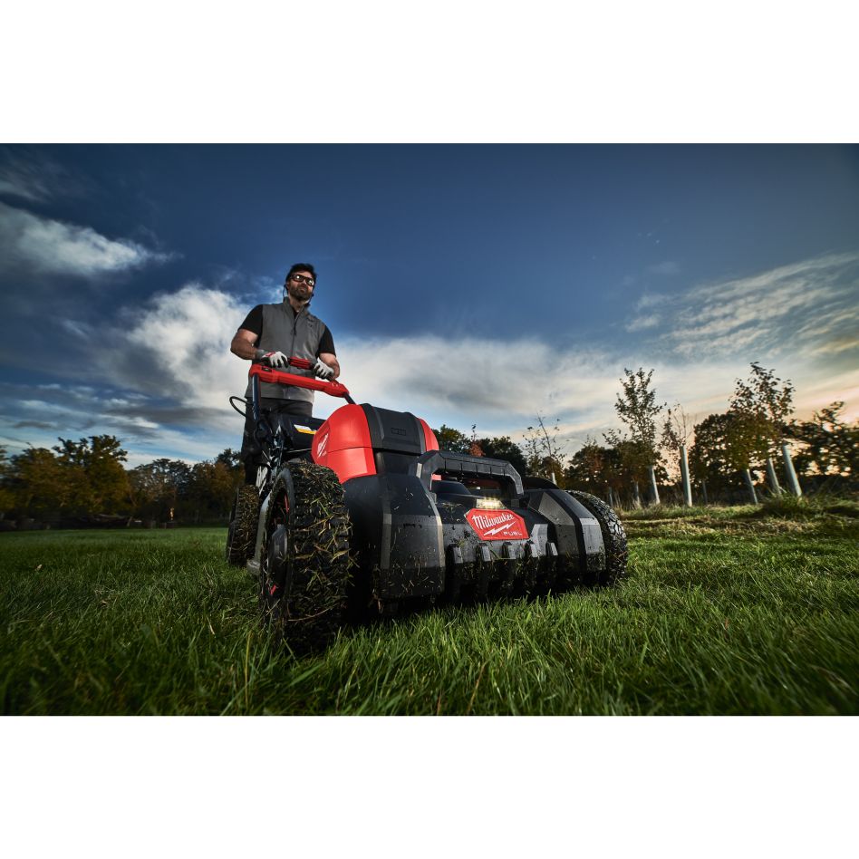 Mașină de tuns iarba cu baterie Milwaukee 4933499215 M18 F2LM46-802 FUEL™ (2X18V) cu asistență la mers și lățime de tăiere de 46 cm 18 V 2x 8 Ah