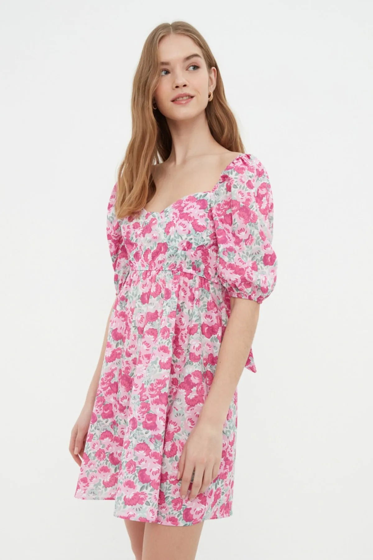 Trendyol Collection  Rosa gewebtes Minikleid mit Blumenmuster am Rücken TWOSS22EL1107