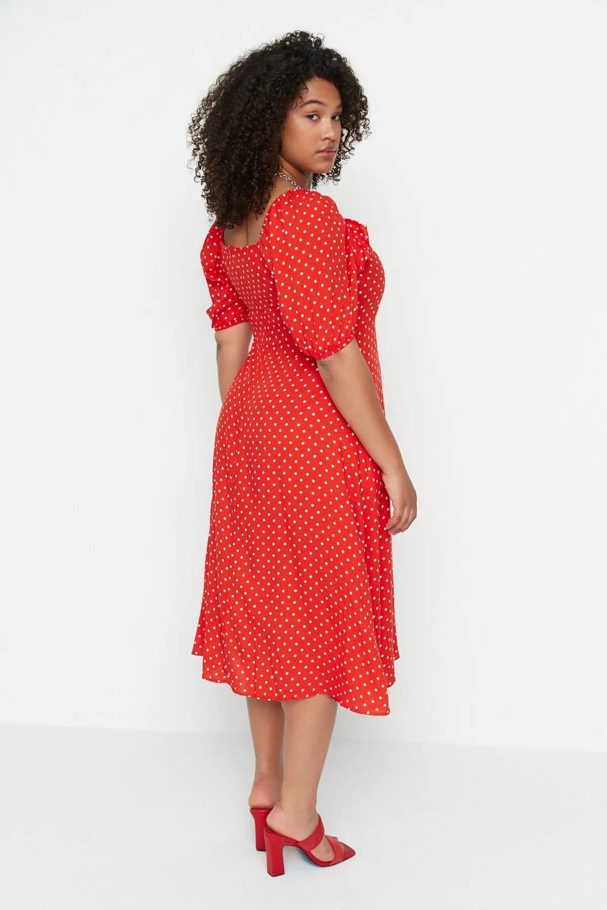 Trendyol Curve  Rotes gewebtes Kleid mit Tupfenmuster TBBSS22EL1712