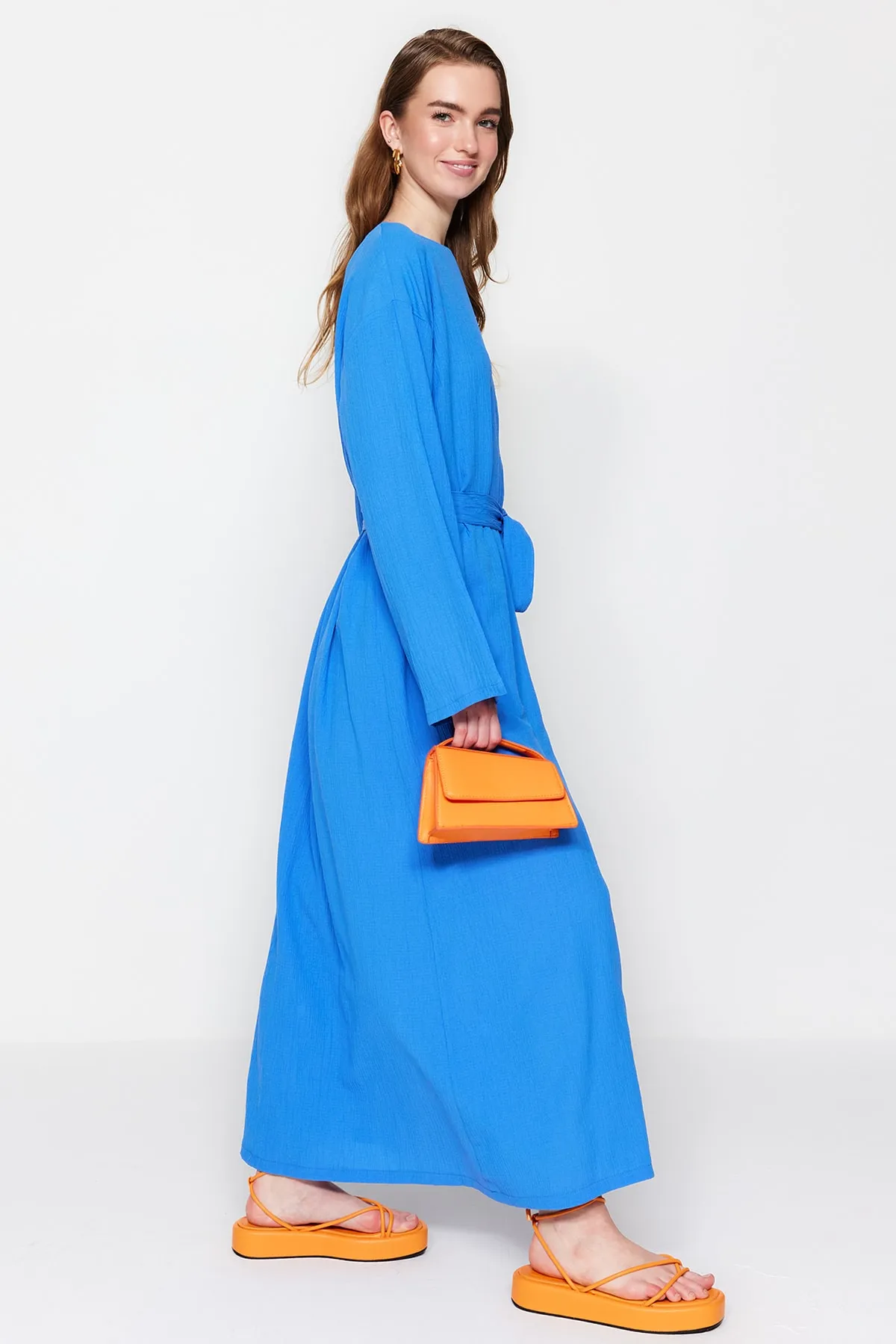 Trendyol Modest  Saks gewebtes Kleid mit Gürtel TCTSS23EB00043