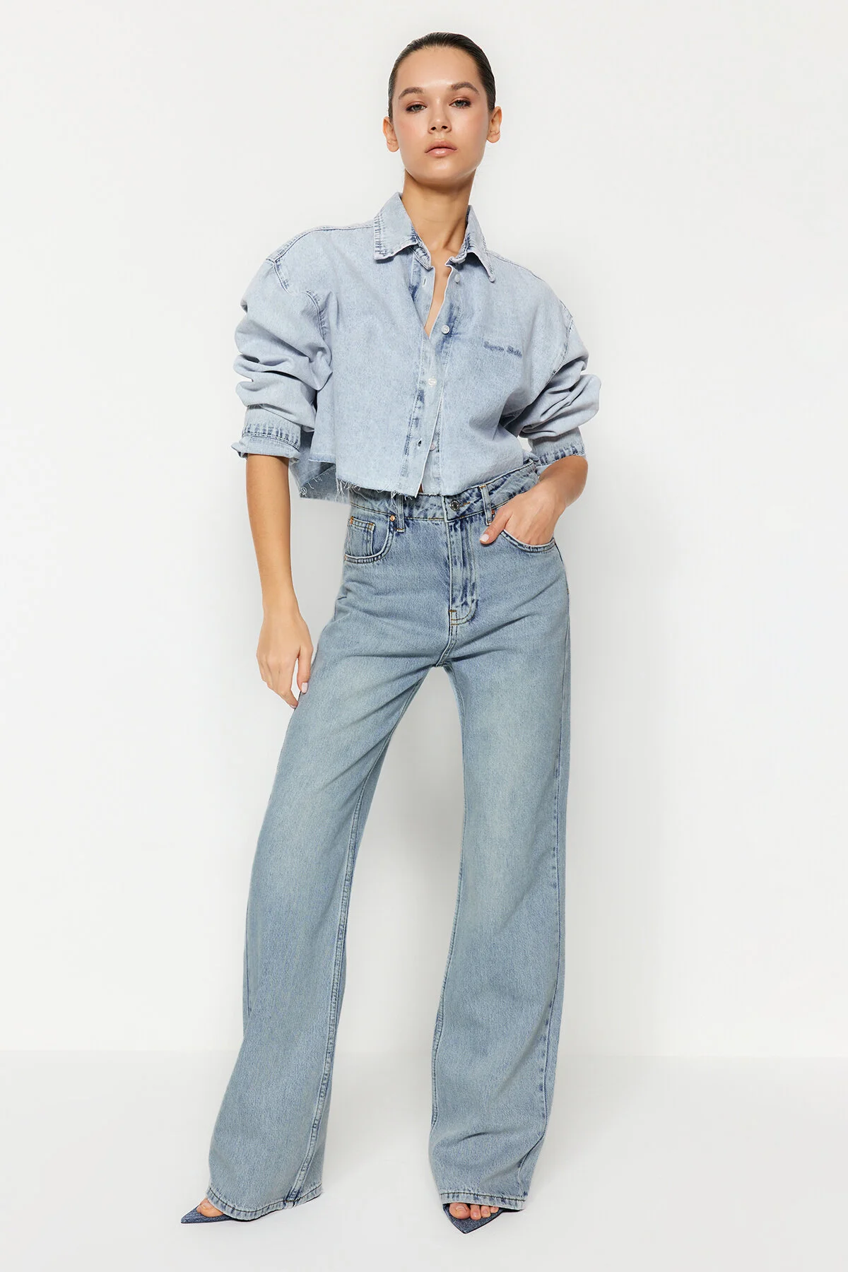 Trendyol Collection  Jeans mit hoher Taille und weitem Bein in blassblauem Vintage-Effekt TWOSS24JE00022