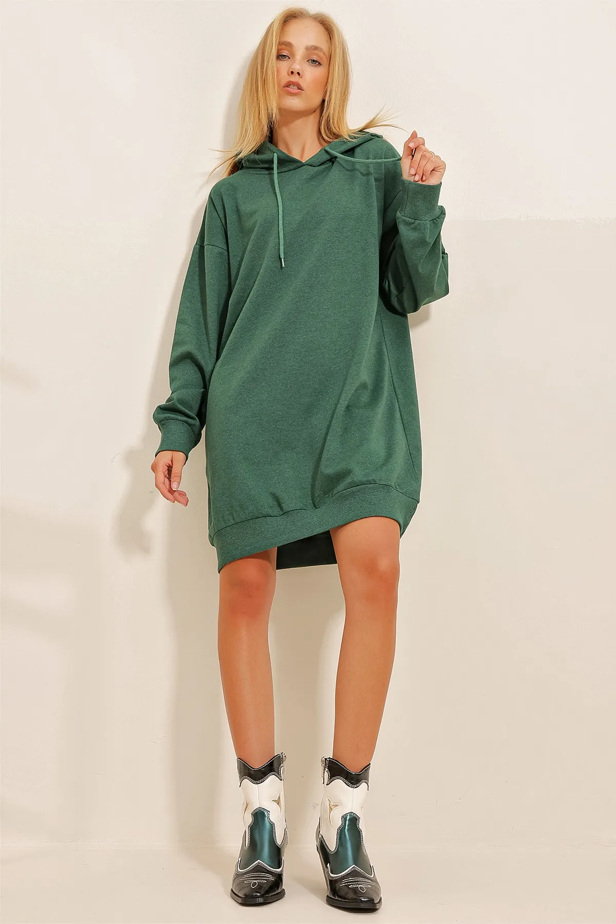 Trend Alaçatı Stili  Damen-Sweatshirtkleid in Walnussgrün mit Kapuze ALC-018-109-TE