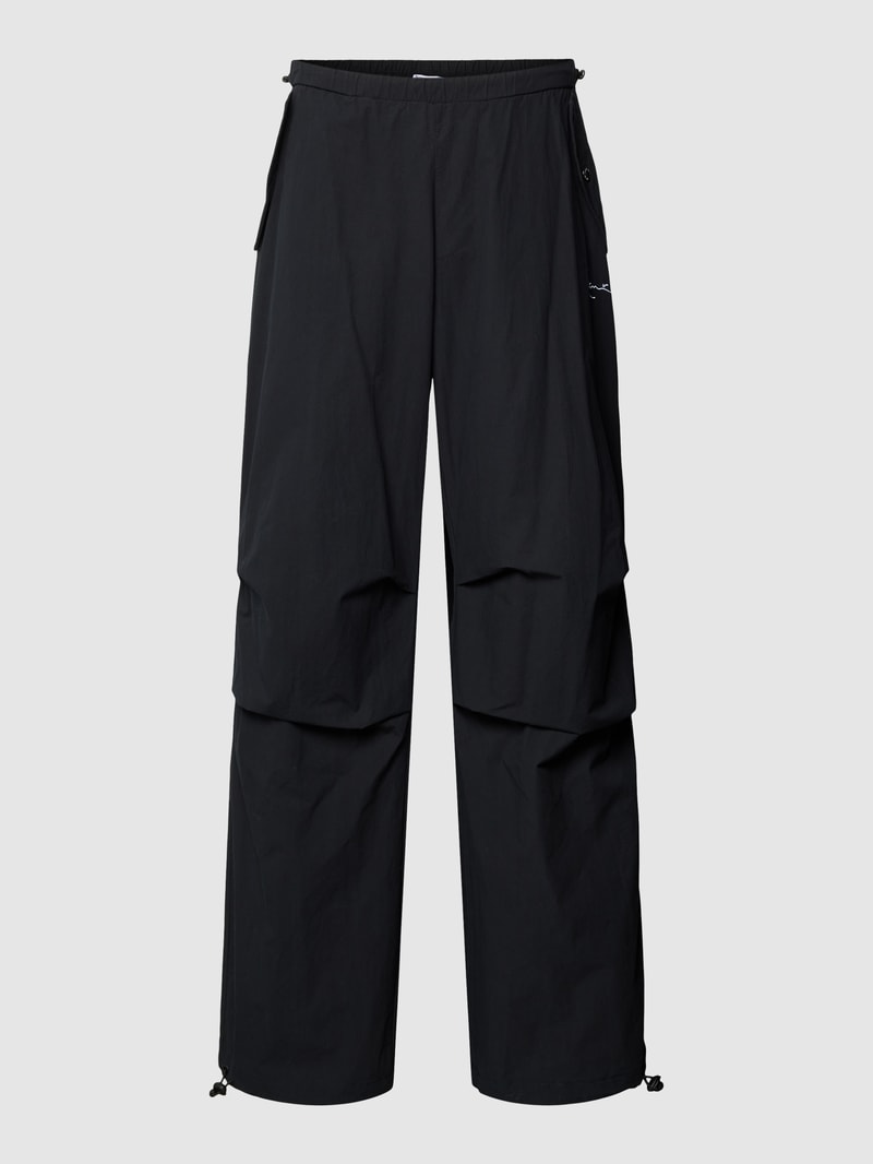 Cargohose mit aufgesetzten Taschen in black