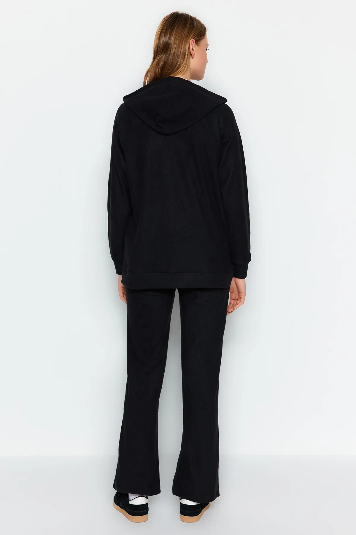 Trendyol Modest  Schwarzes Sweatshirt-Hose-Set mit Kapuze und Unterteil aus Strick TCTAW24AU00002